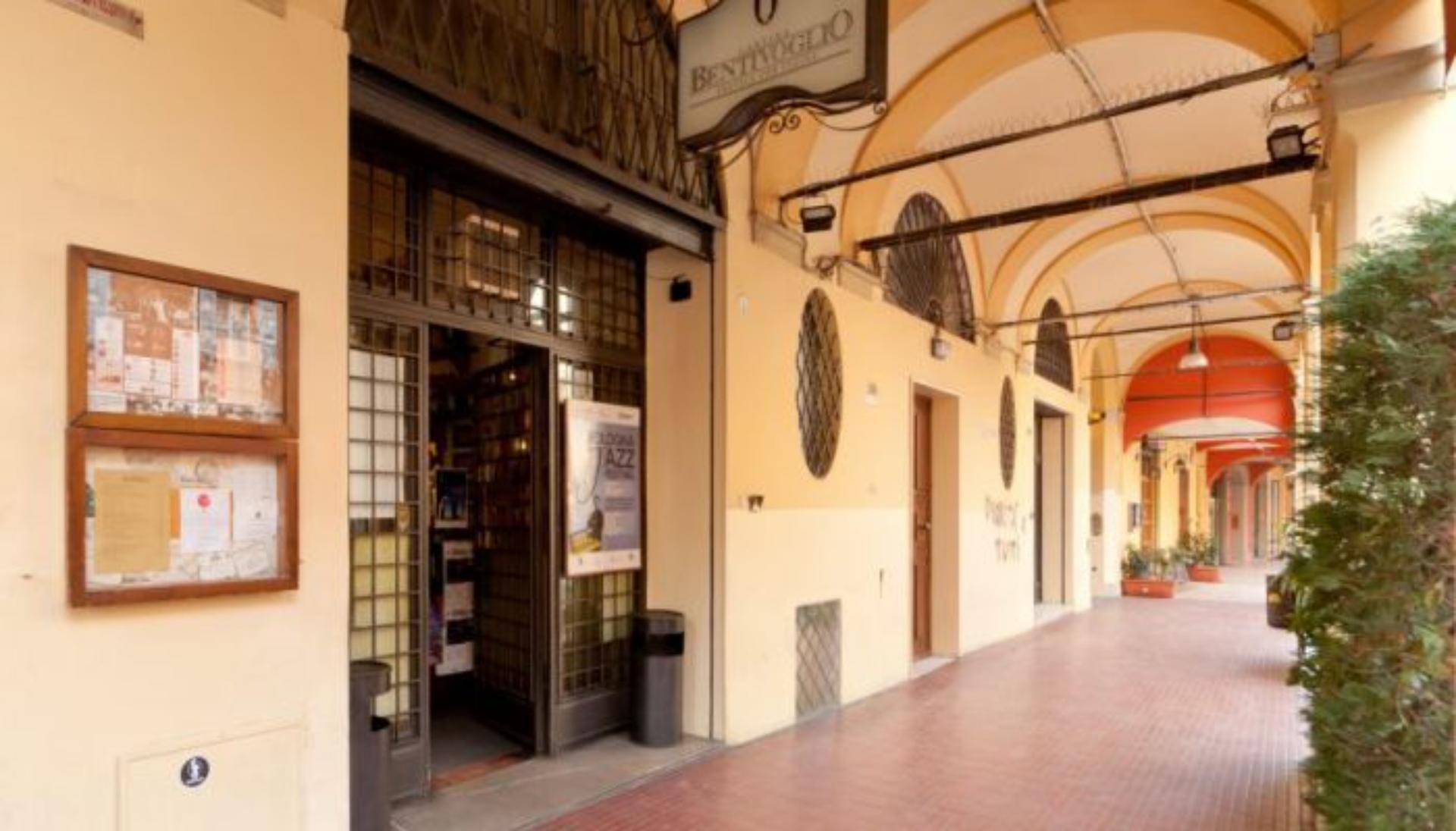 Entrance & Niches