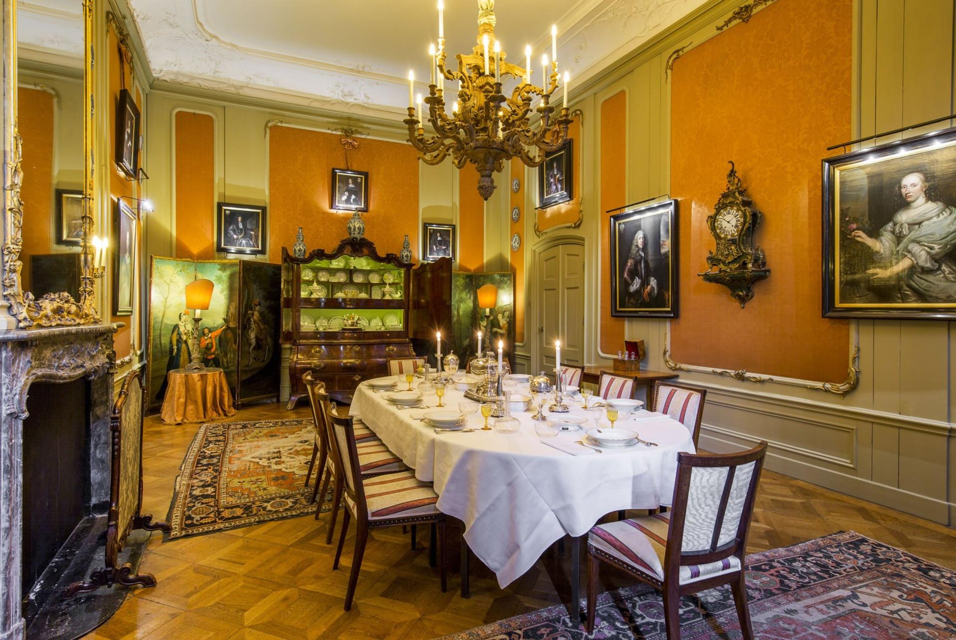 Dining Room & Lounges