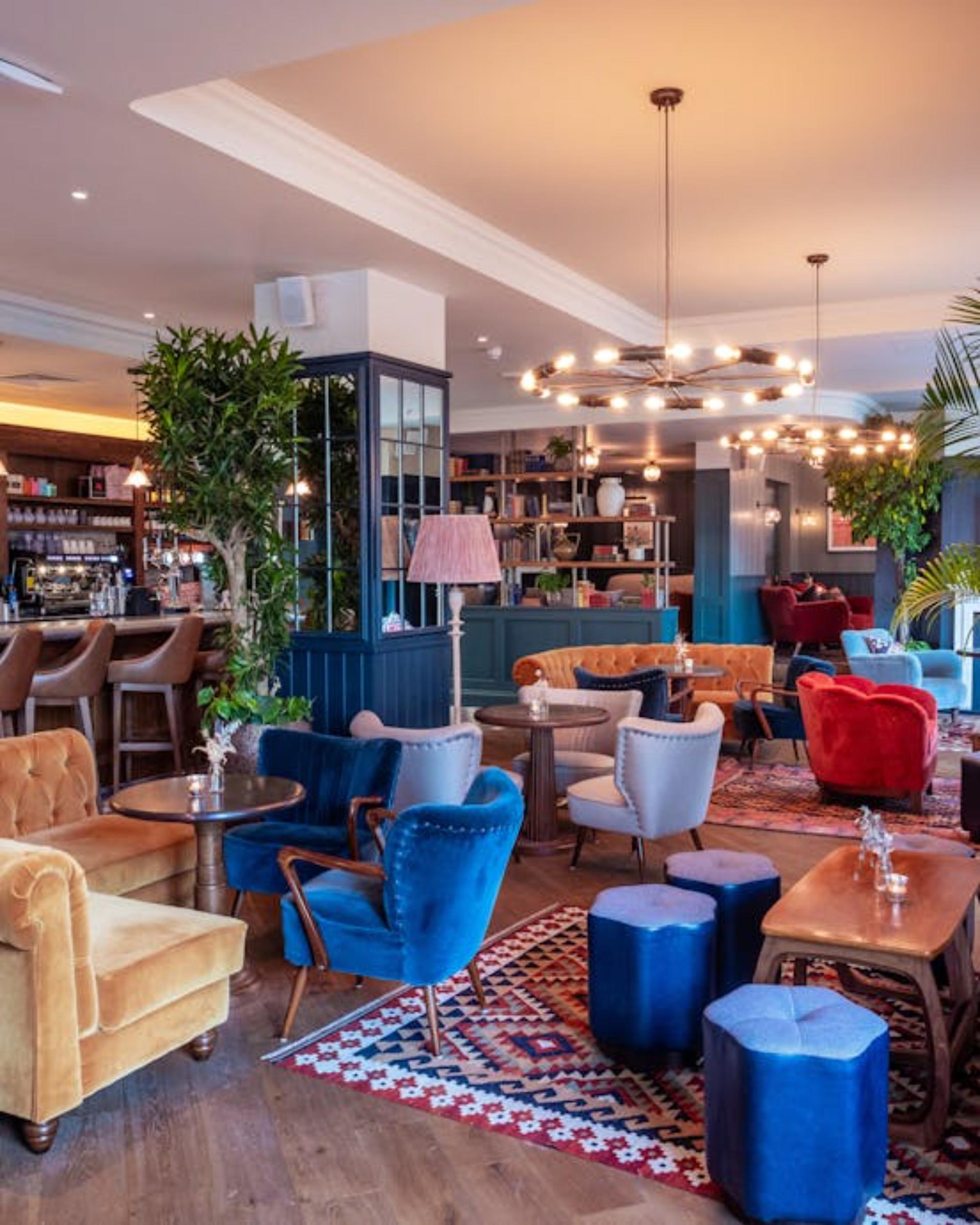 Bar & Lounge
