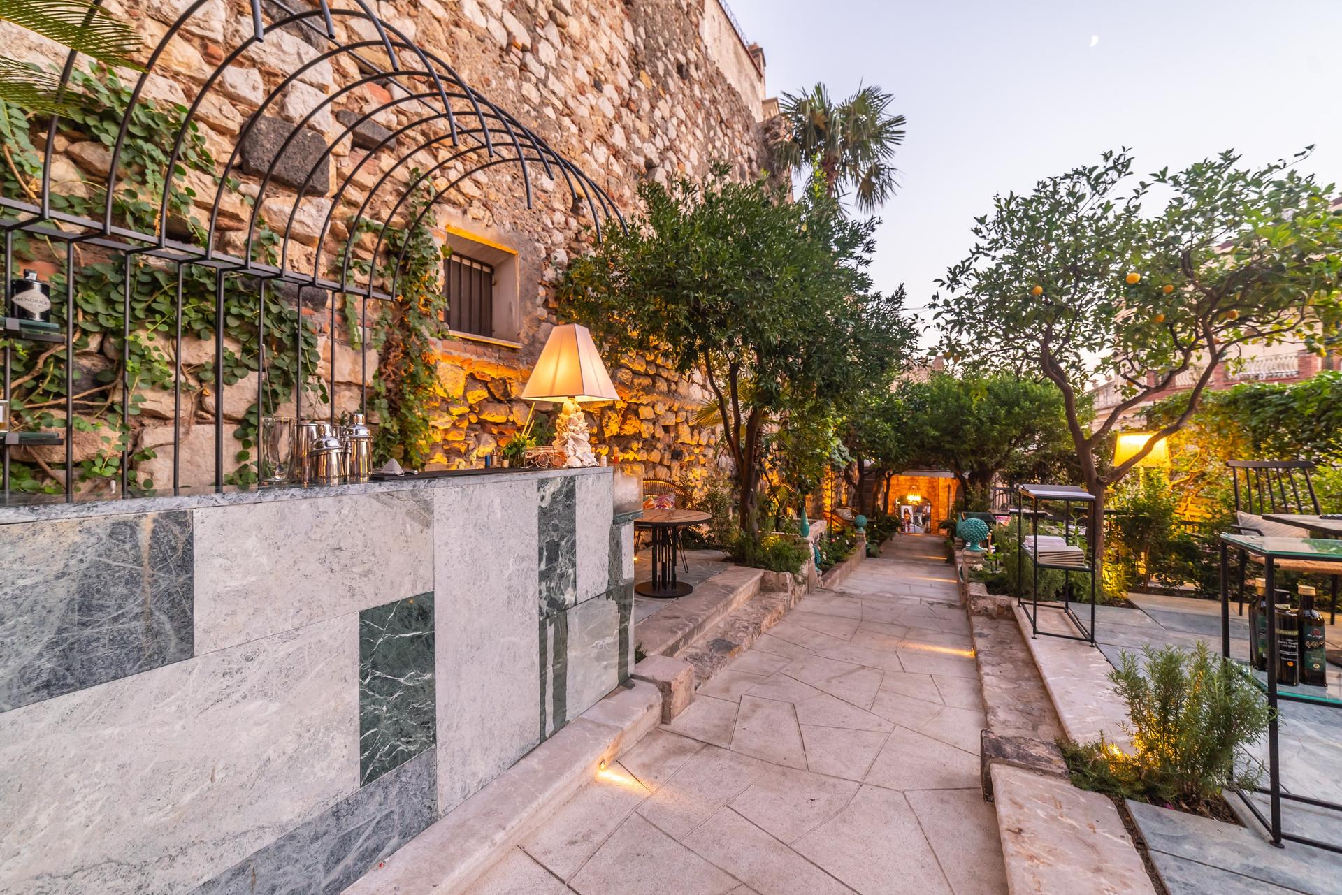 Full Buyout of Médousa Bistrot & Suites