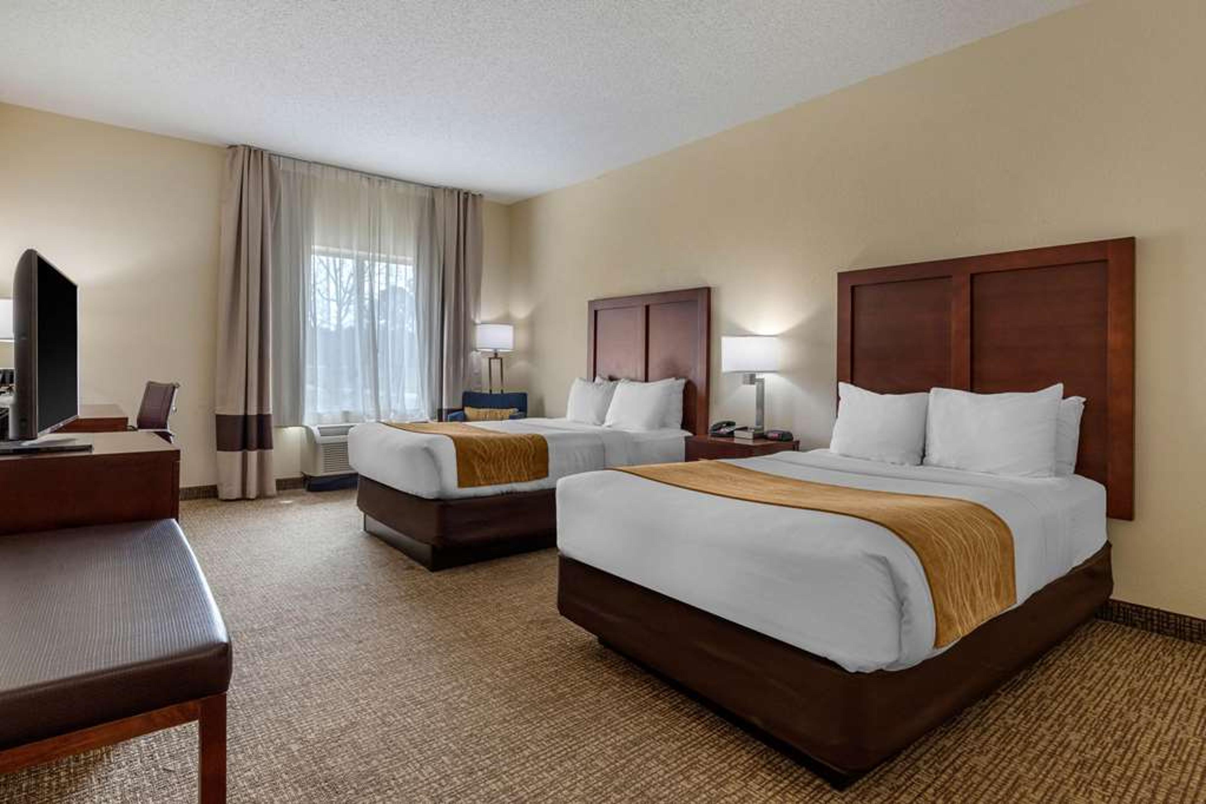 COMFORT INN & SUITES