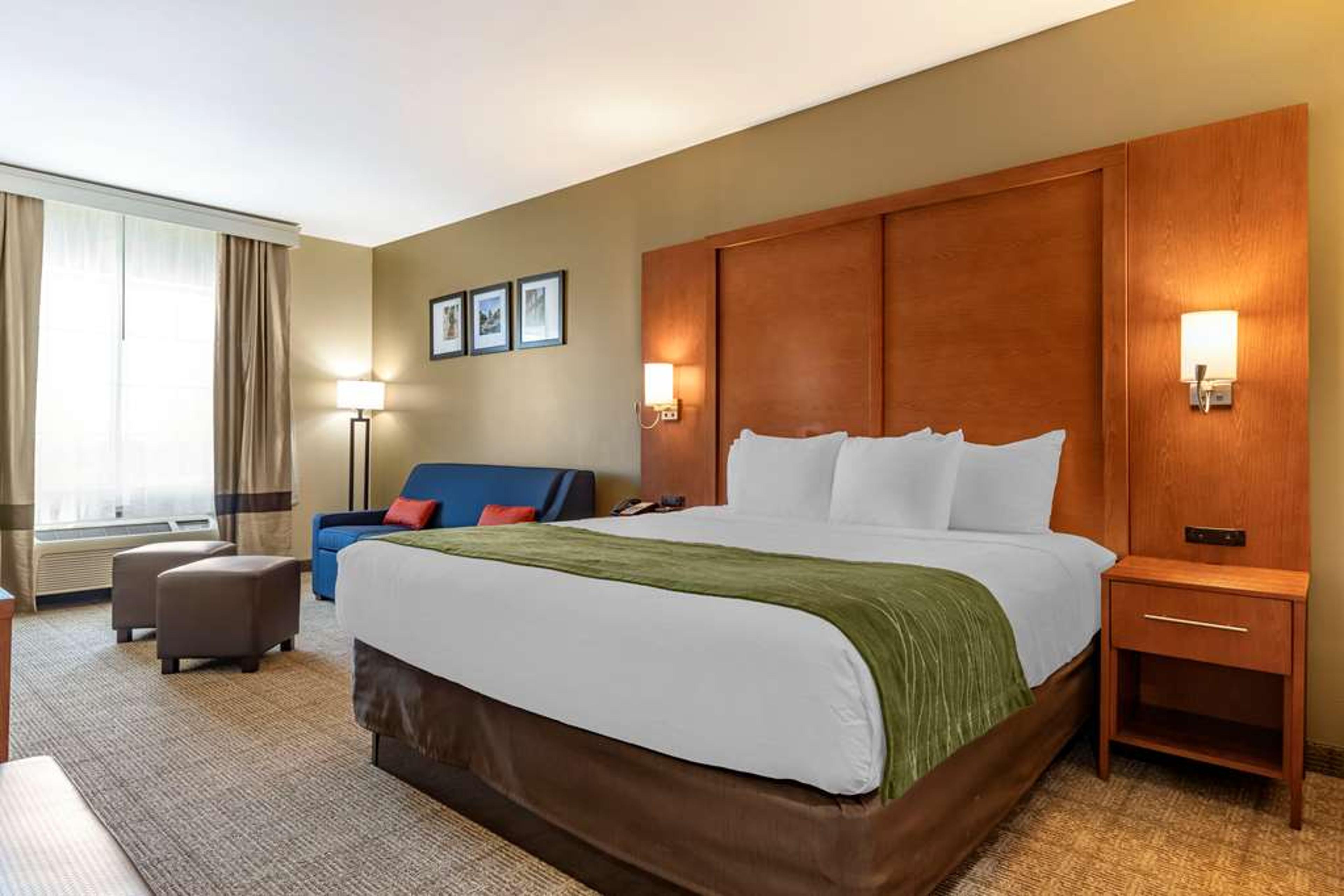 COMFORT INN & SUITES