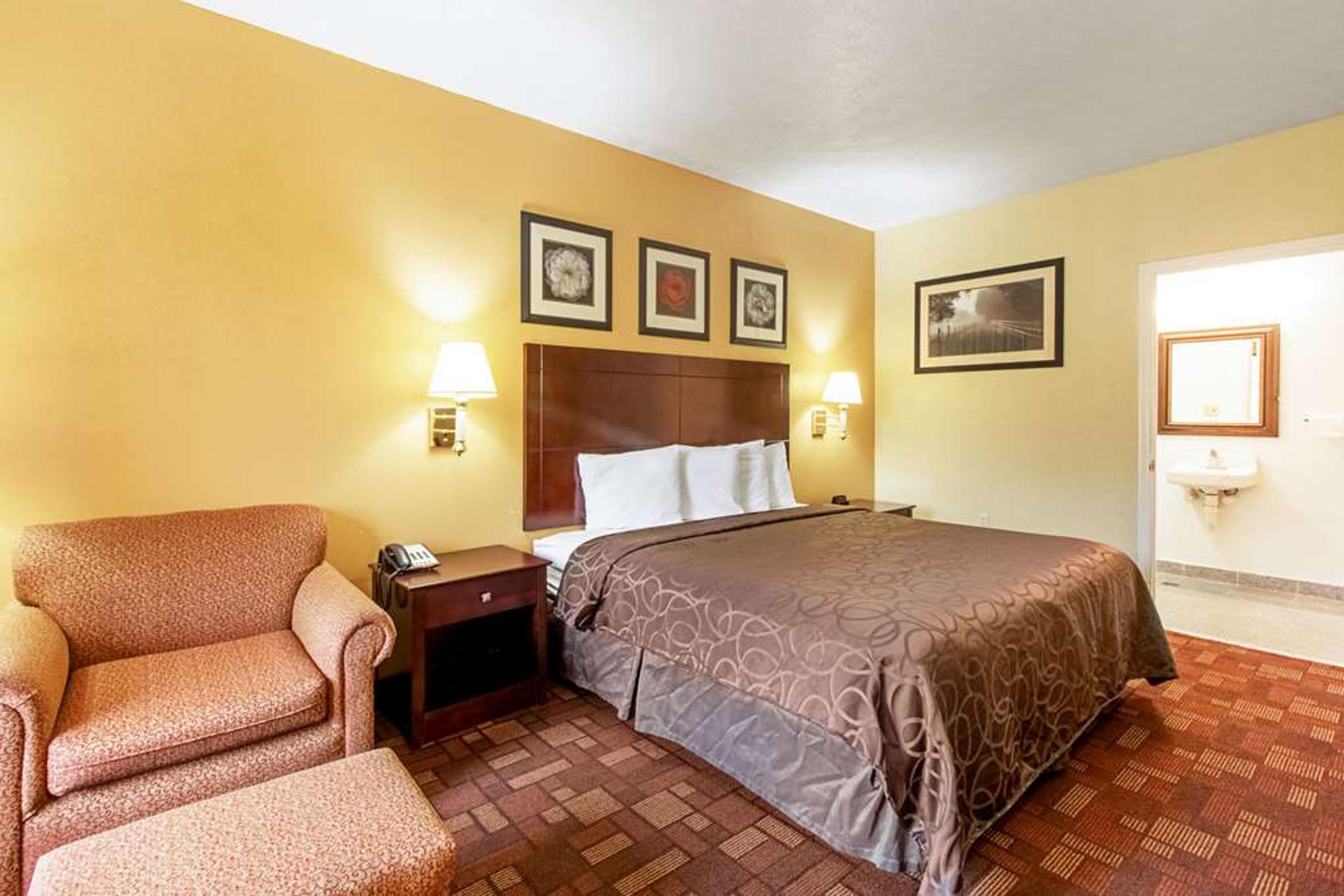 QUALITY INN AND SUITES DICKSON