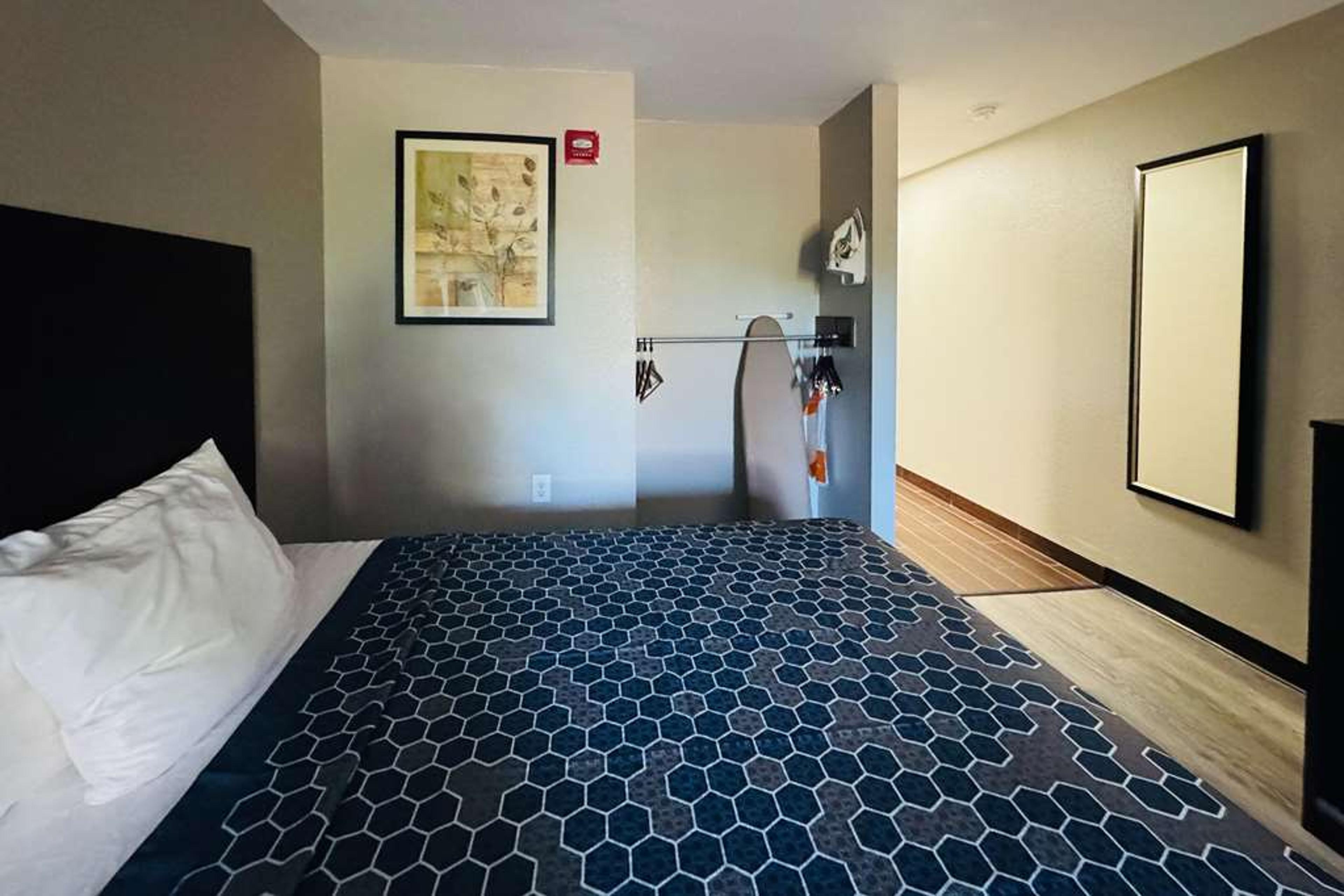 ECONO LODGE INN AND SUITES CENTERVI