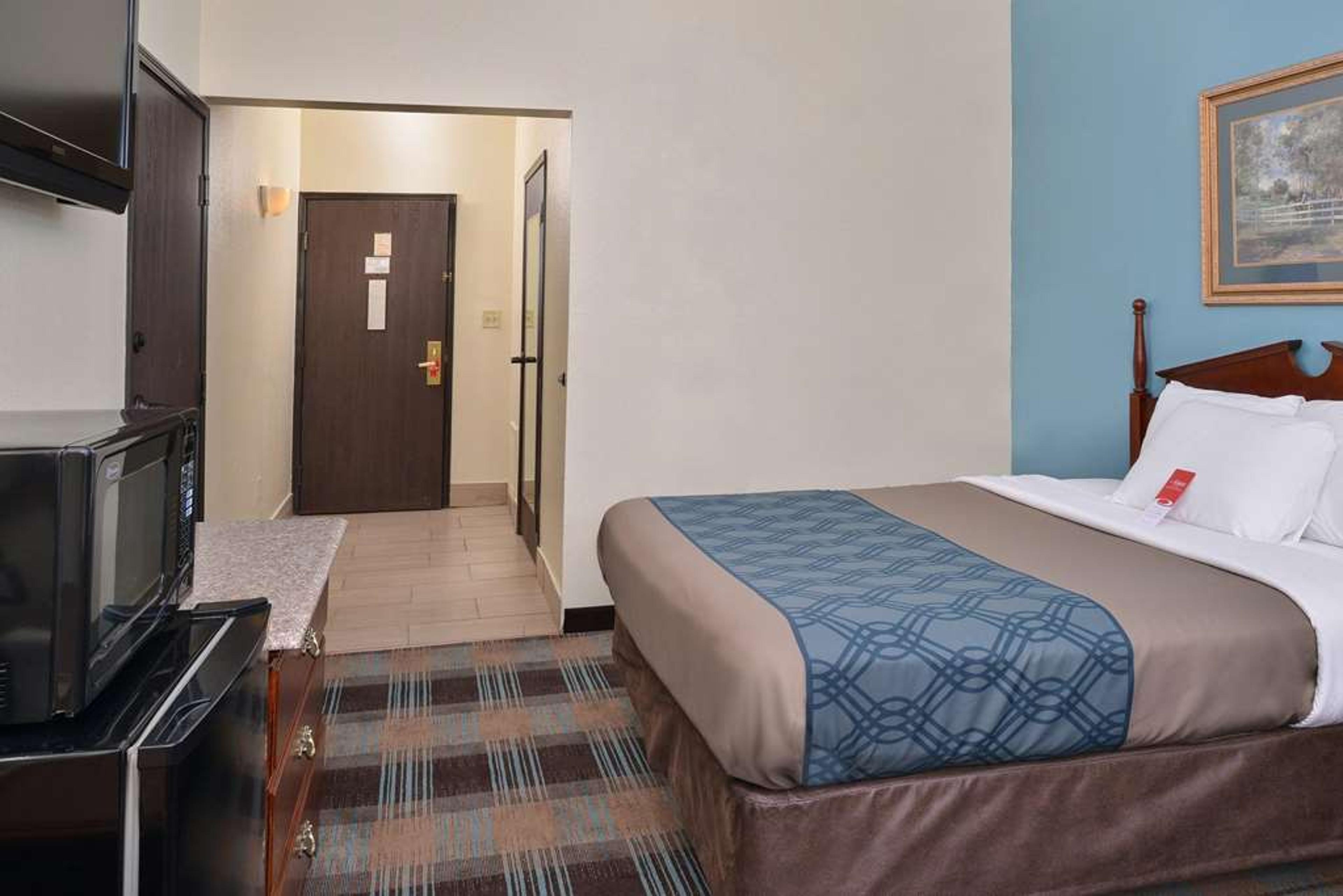 ECONO LODGE INN AND SUITES SHELBYVI