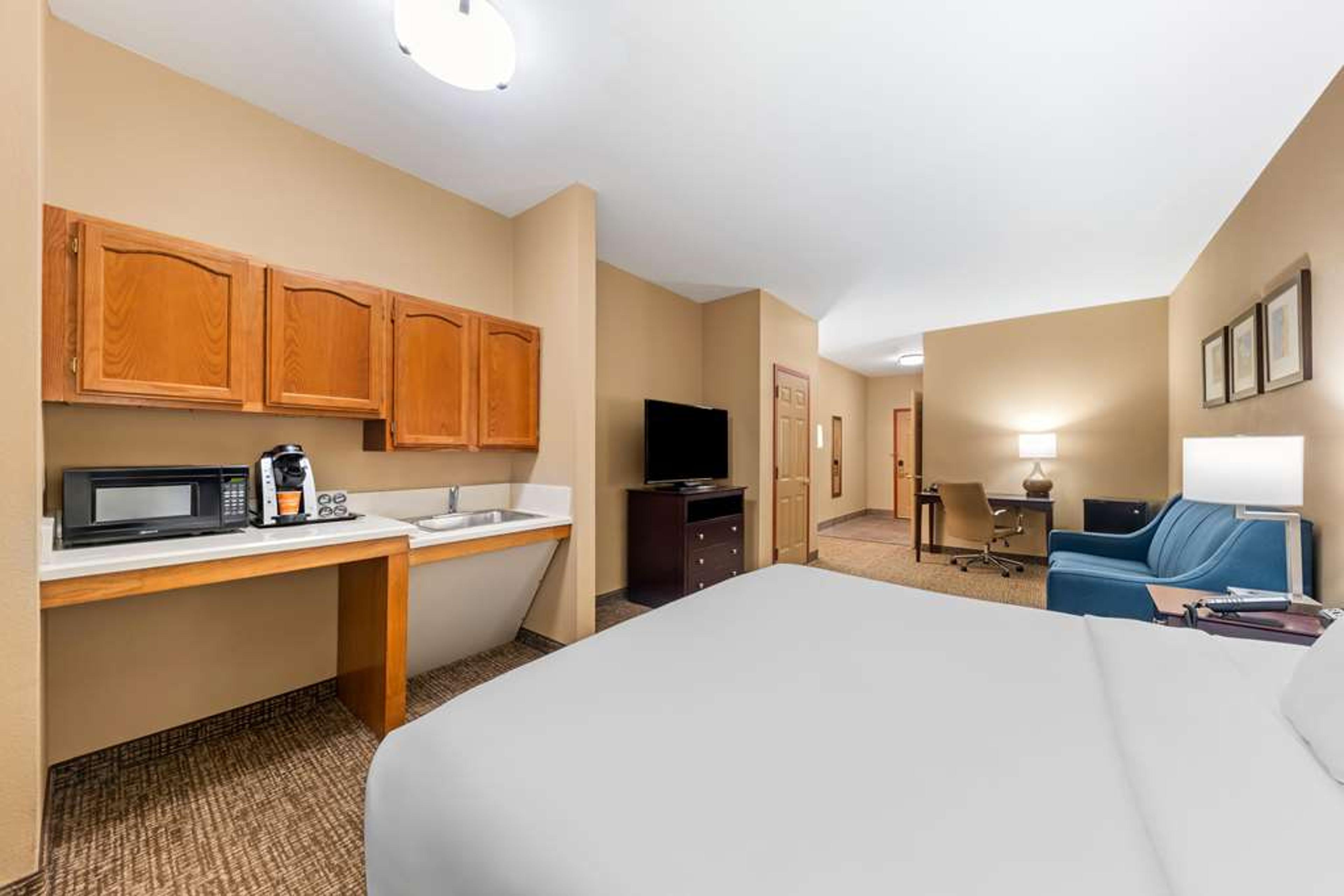 COMFORT SUITES ROANOKE - FORT WORTH