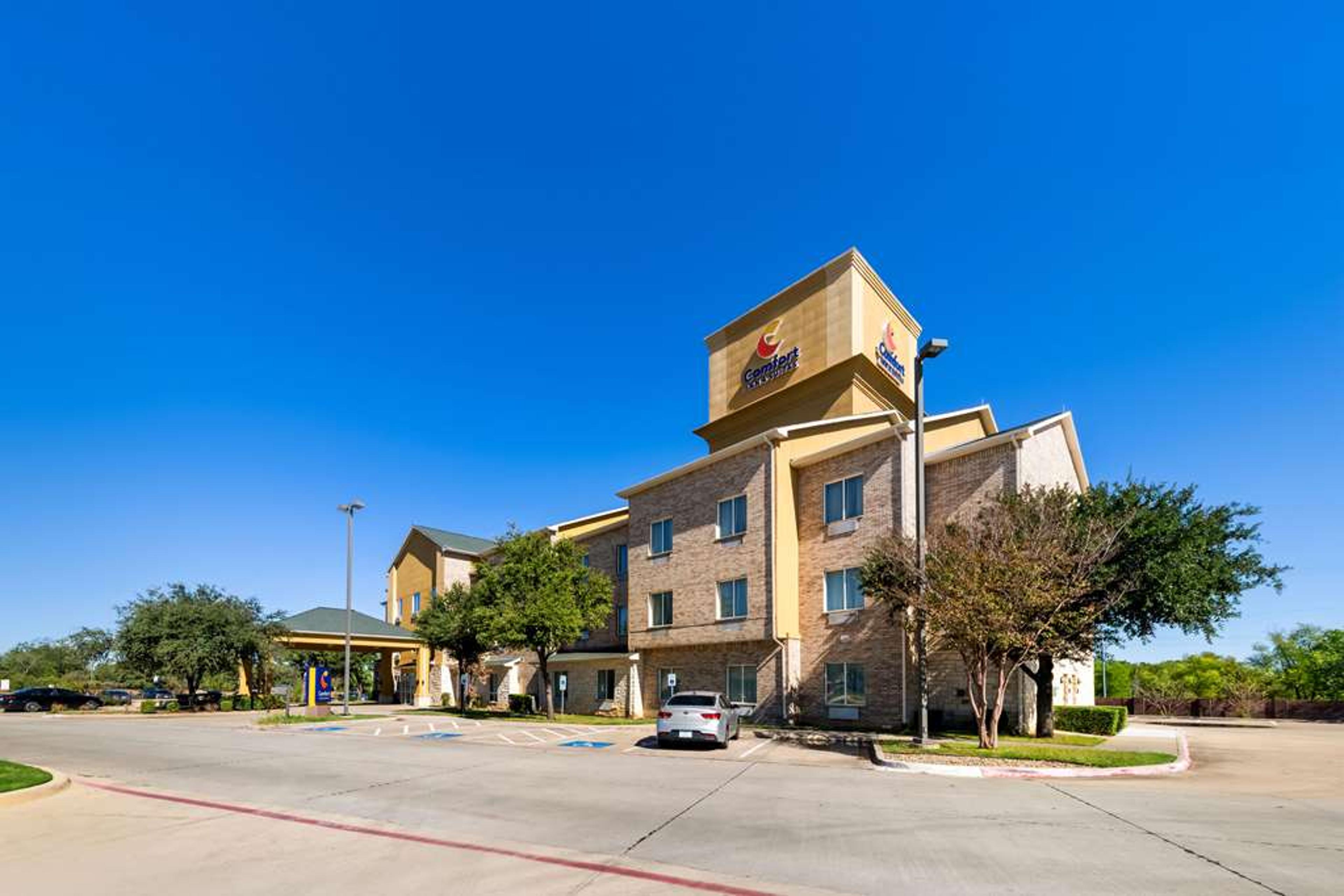 COMFORT INN & SUITES NEAR LAKE LEWI