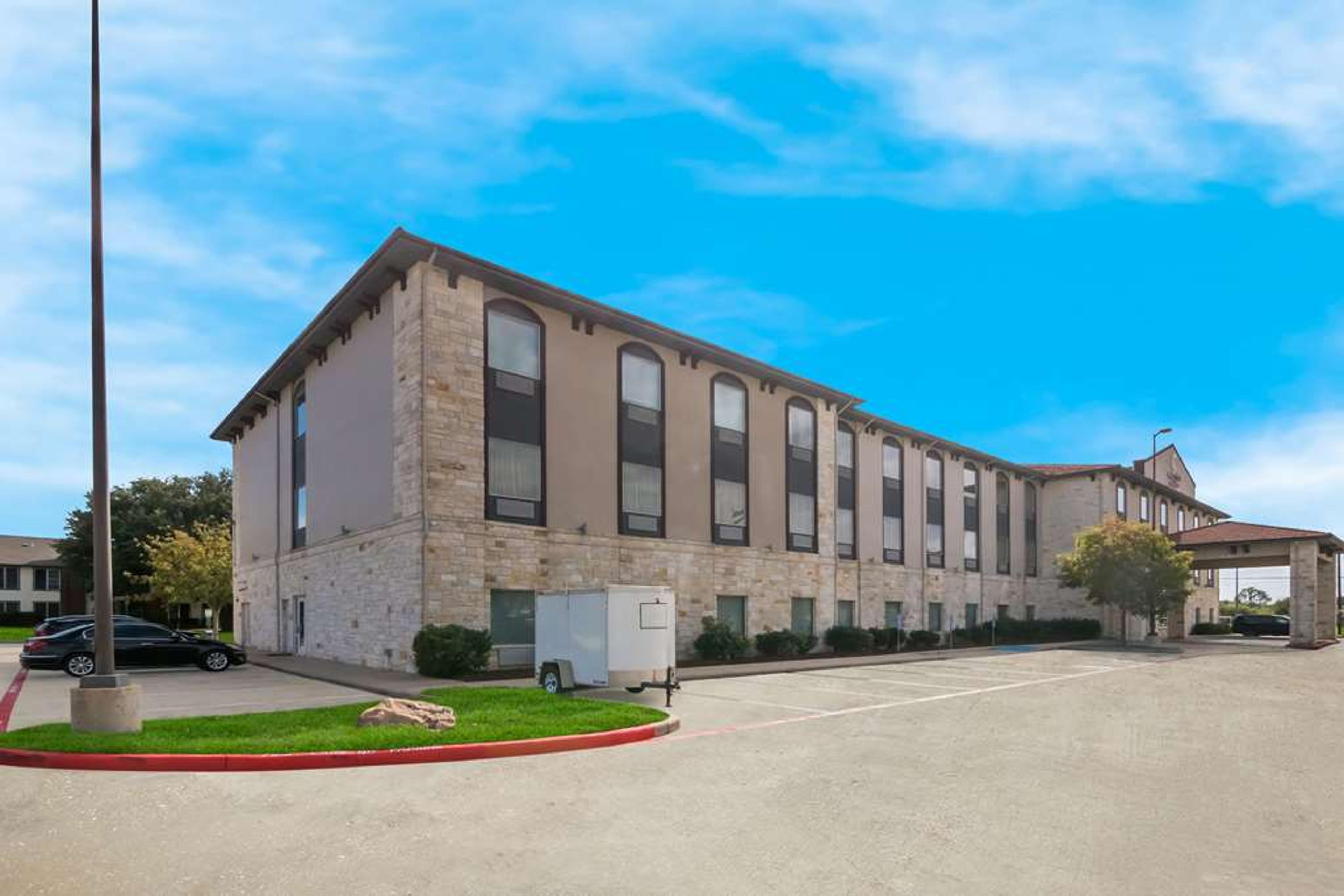 COMFORT SUITES