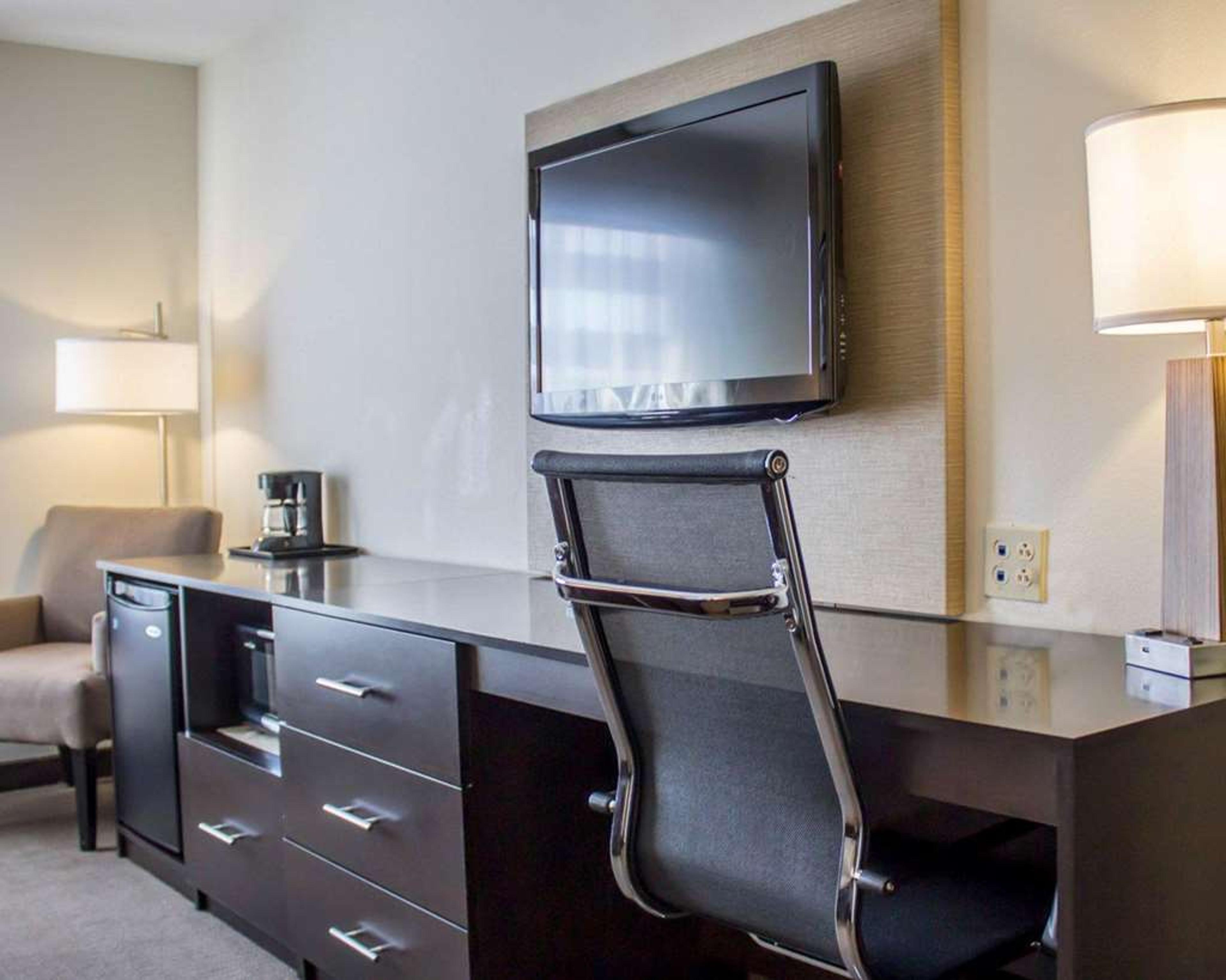 SLEEP INN AND SUITES MOUNDSVILLE -