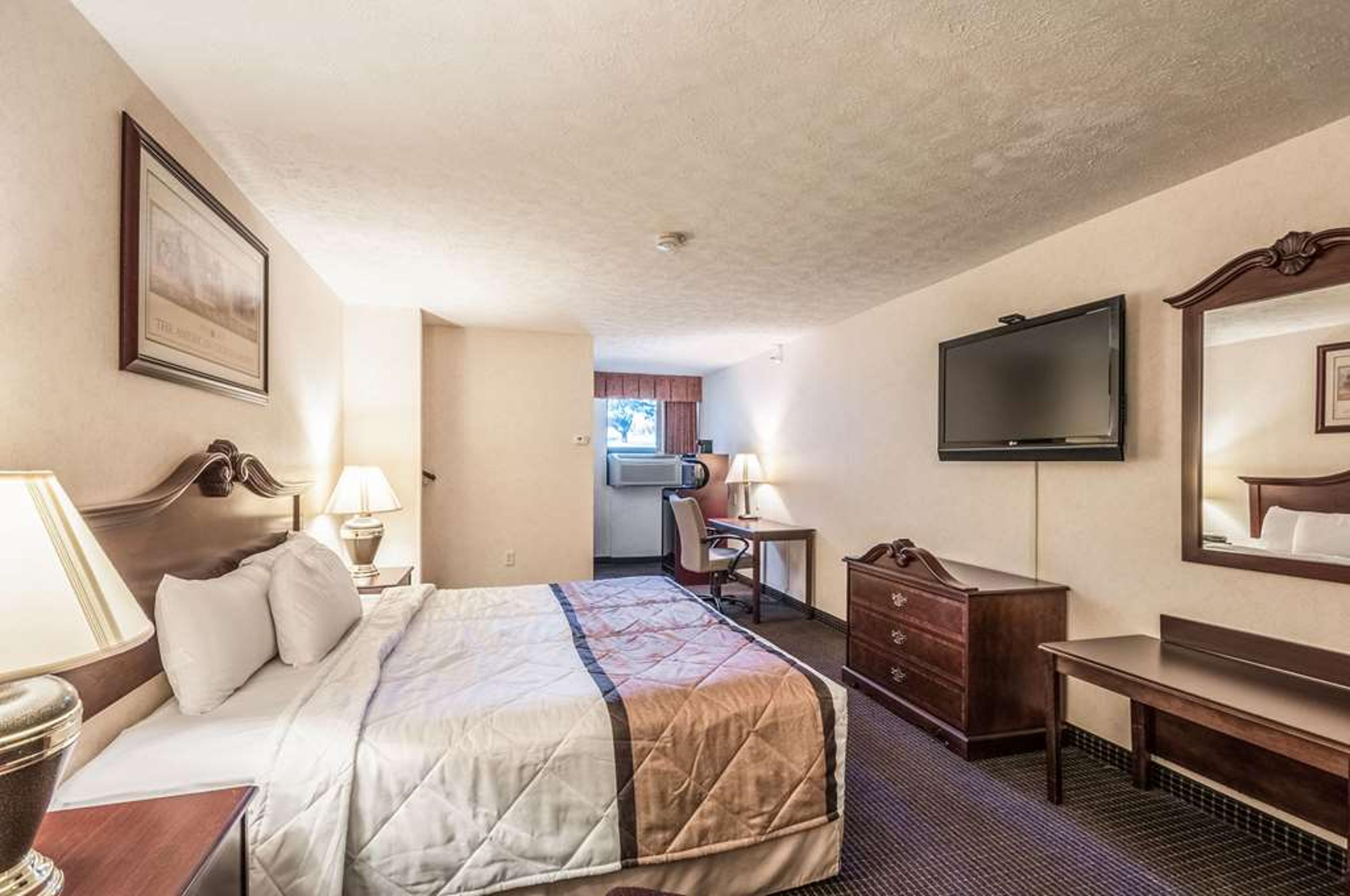 RODEWAY INN & SUITES