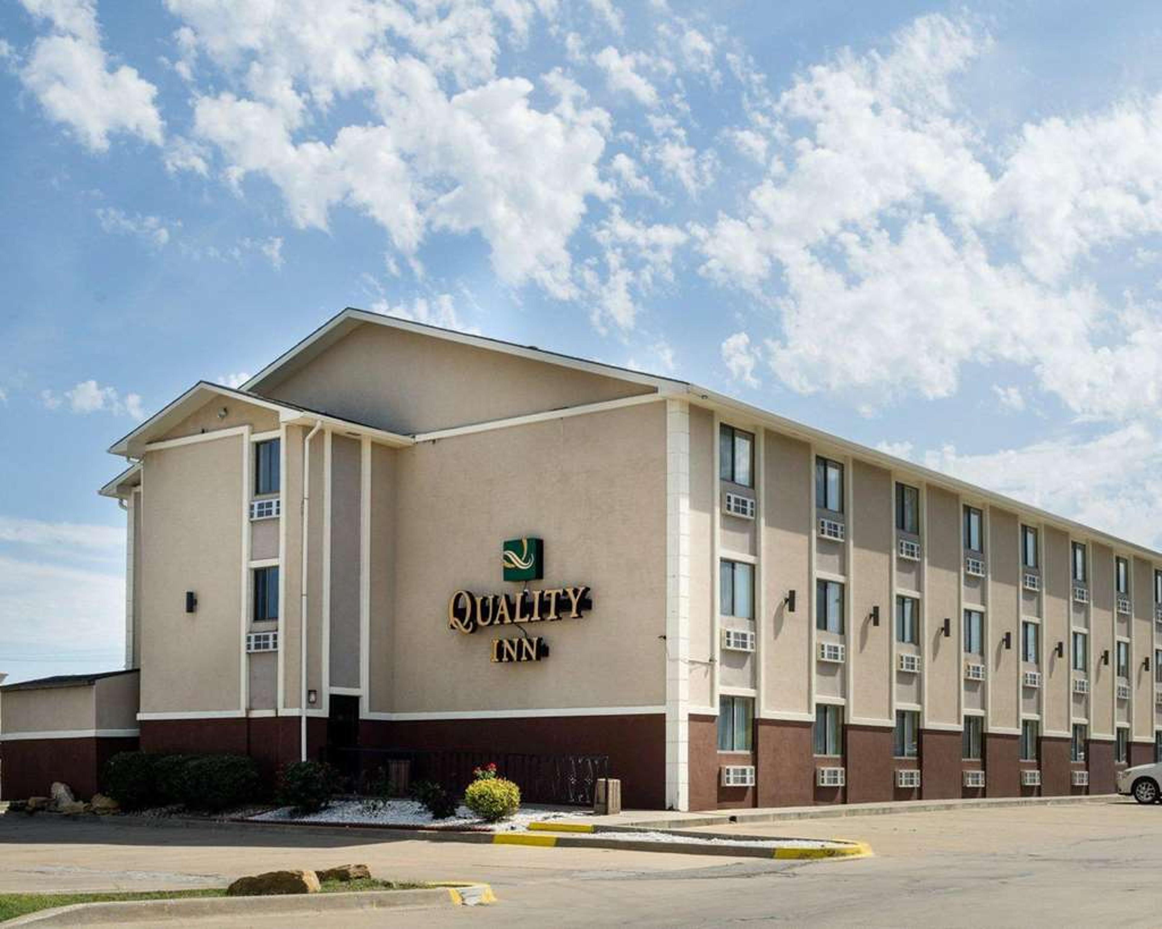 QUALITY INN I-70 AT WANAMAKER