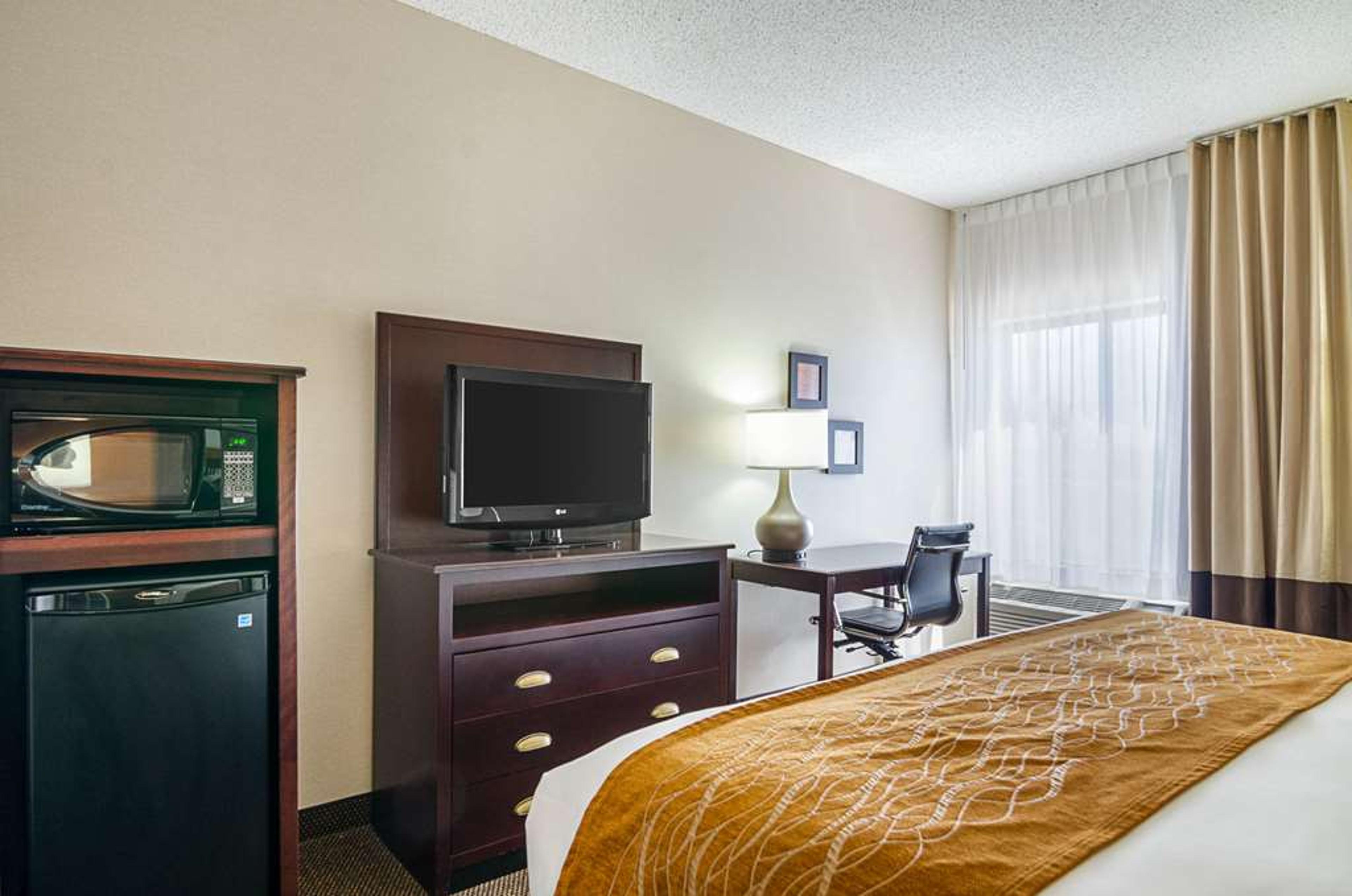 COMFORT INN AND SUITES HUTCHINSON