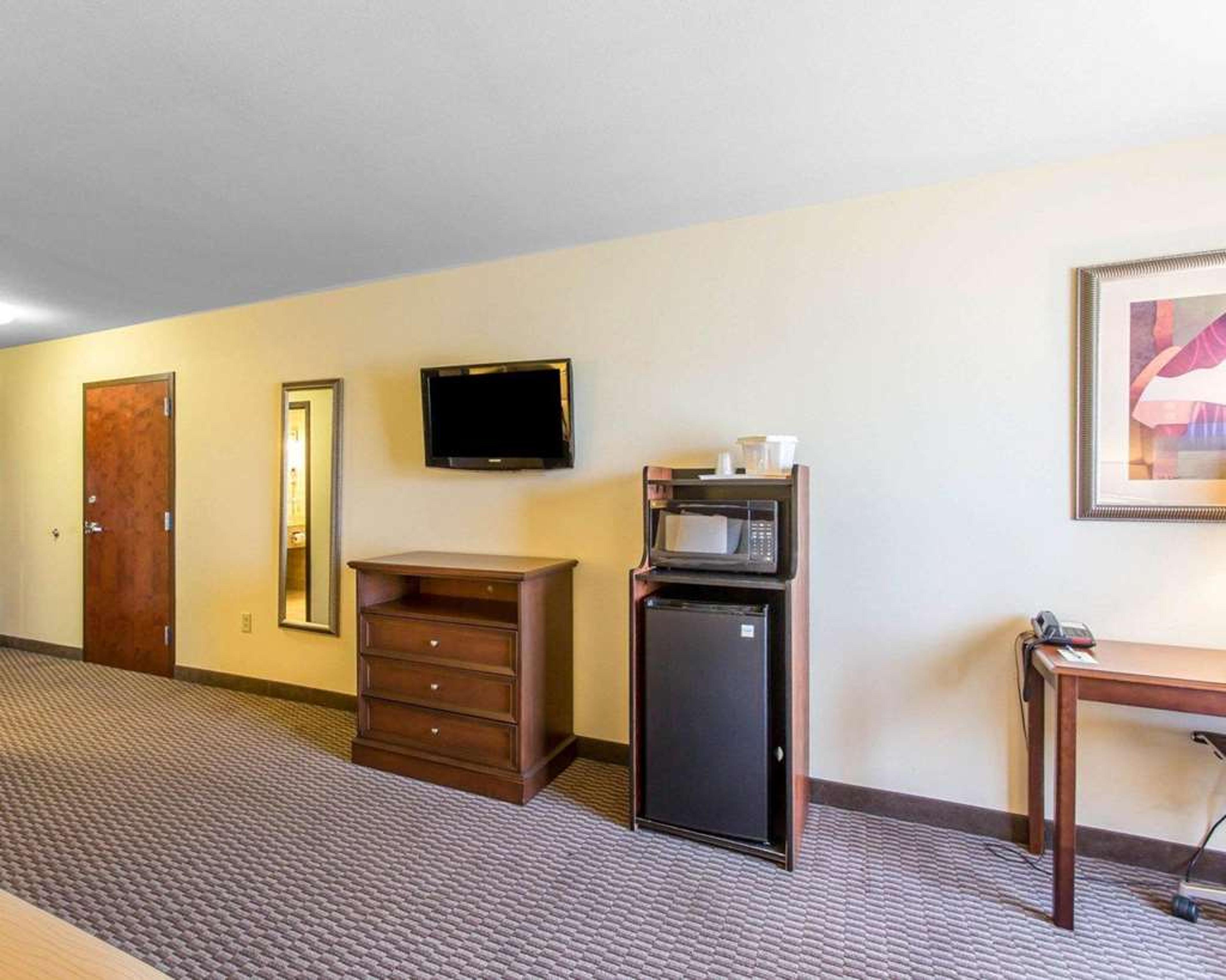 COMFORT INN AND SUITES MADISONVILLE