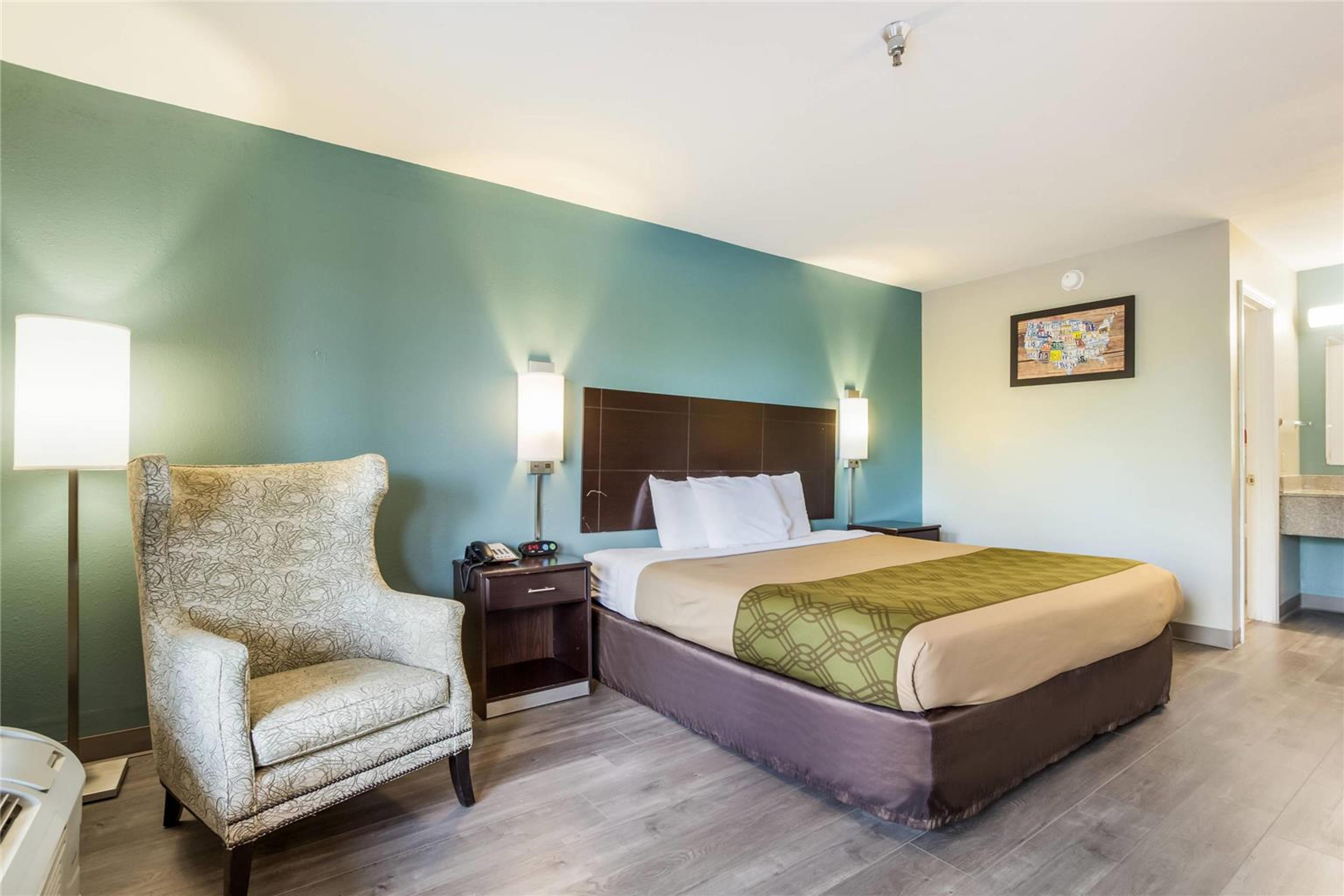ECONO LODGE INN & SUITES I-65