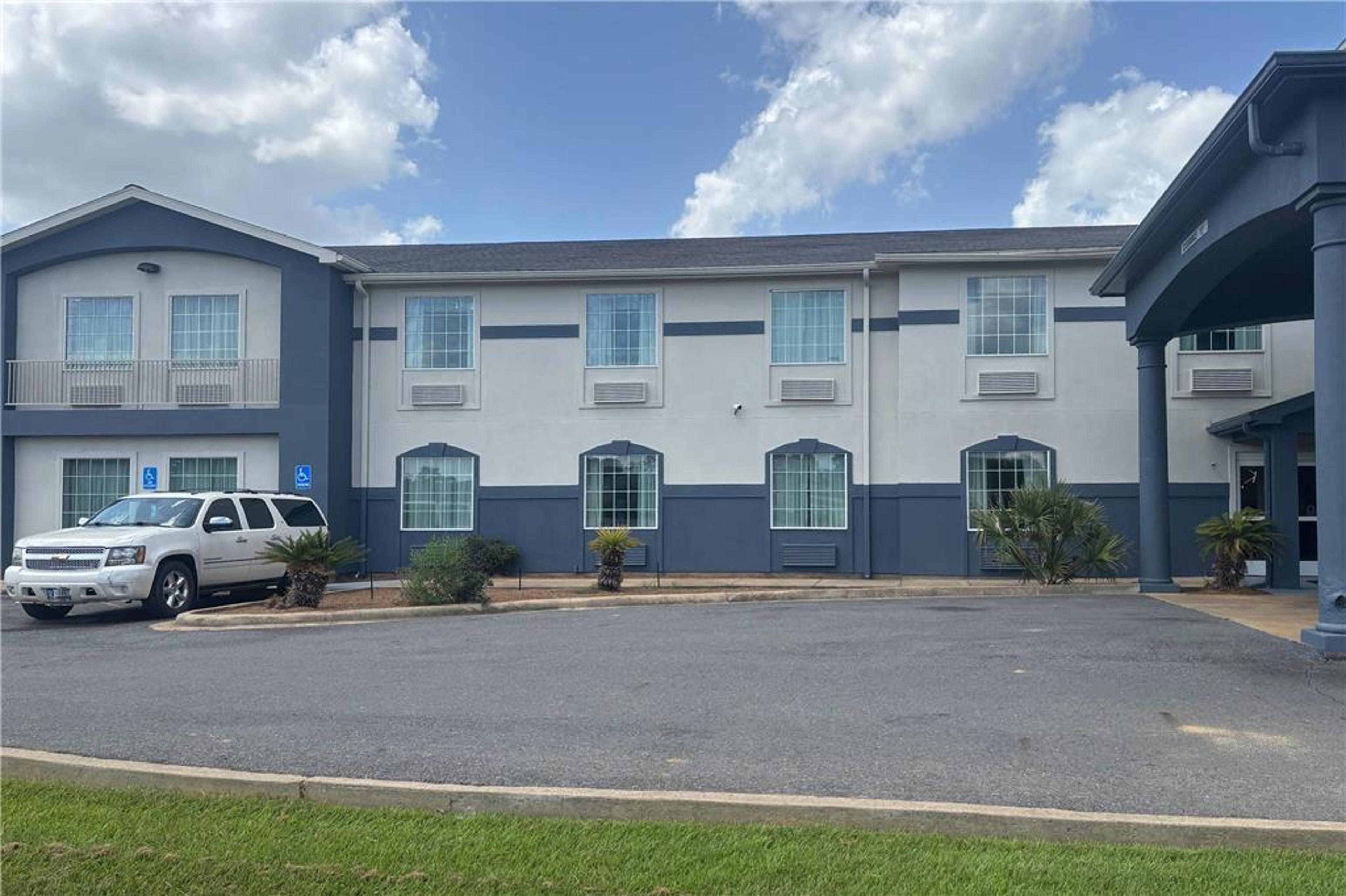 RODEWAY INN AND SUITES