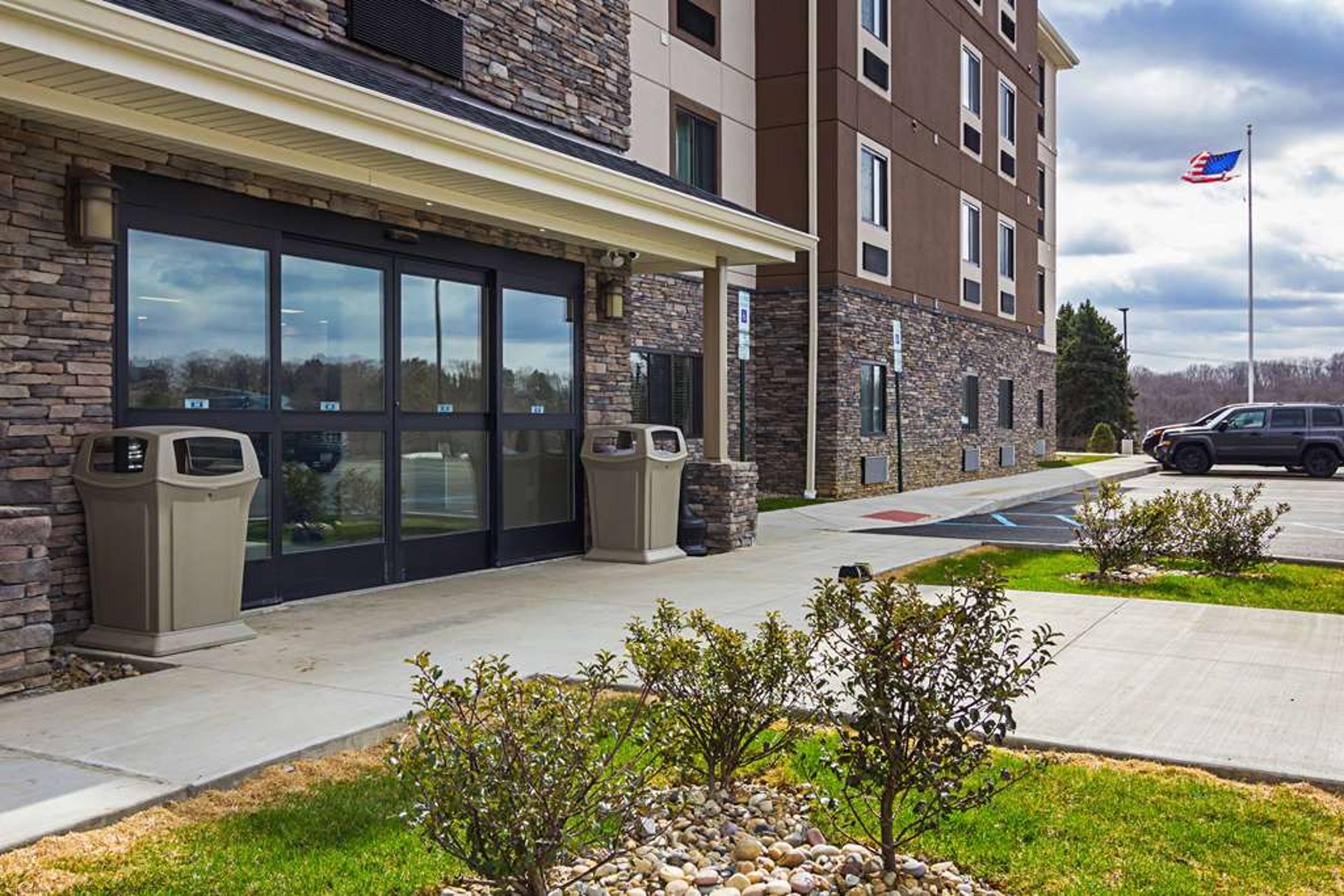 SUBURBAN STUDIOS MONACA - PITTSBURG