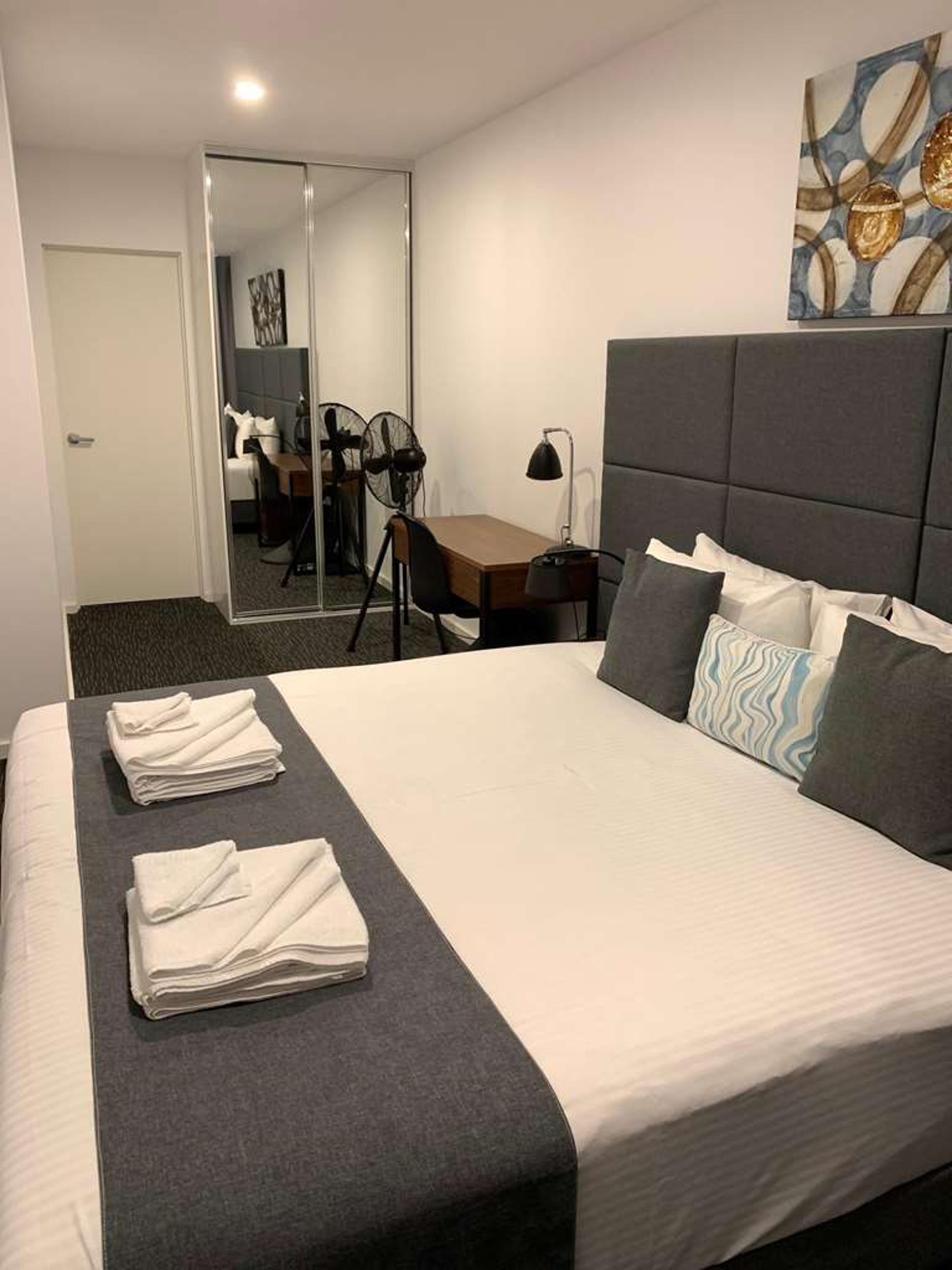 THE PALMS APARTMENTS