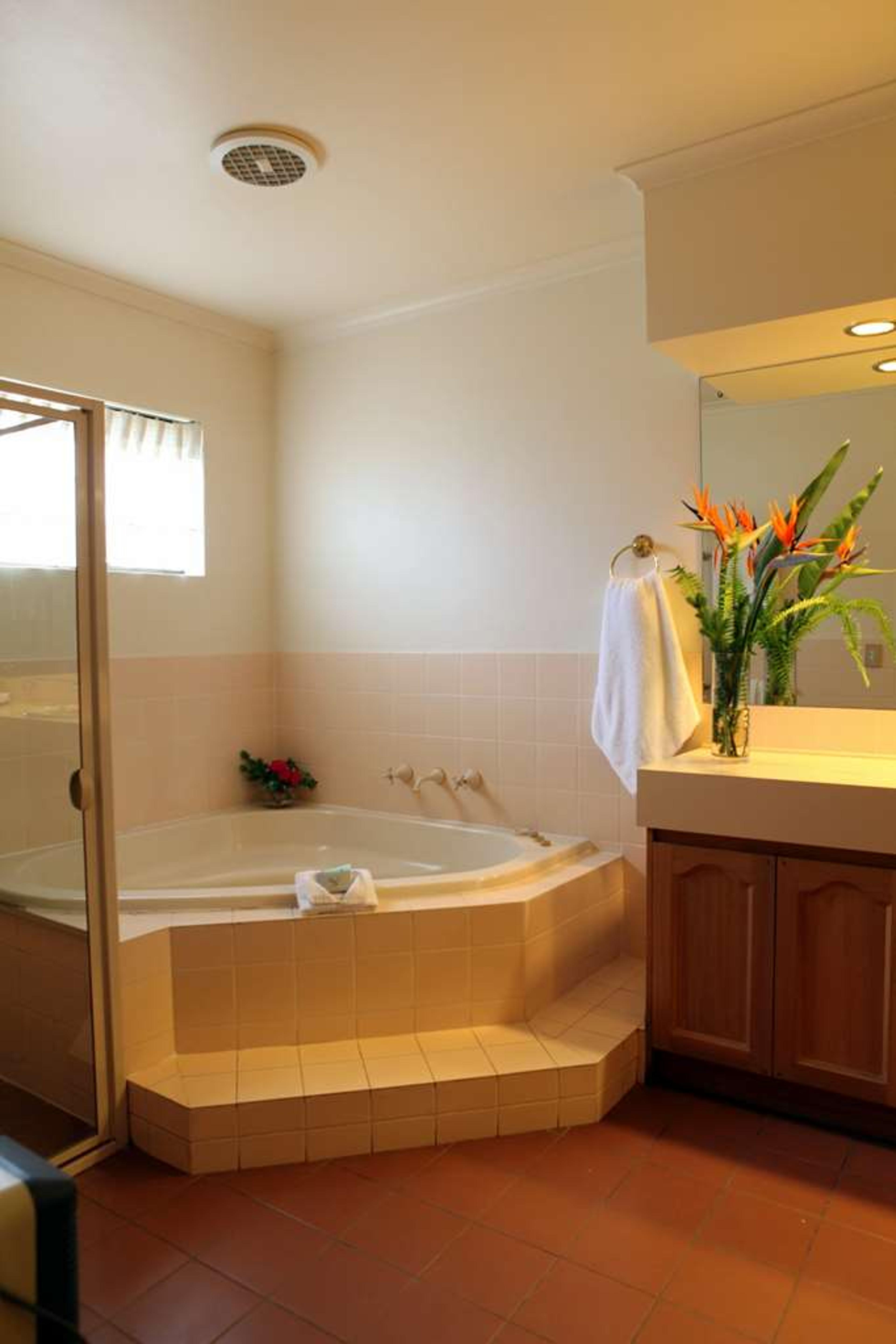 SUMMERHILL MOTOR INN