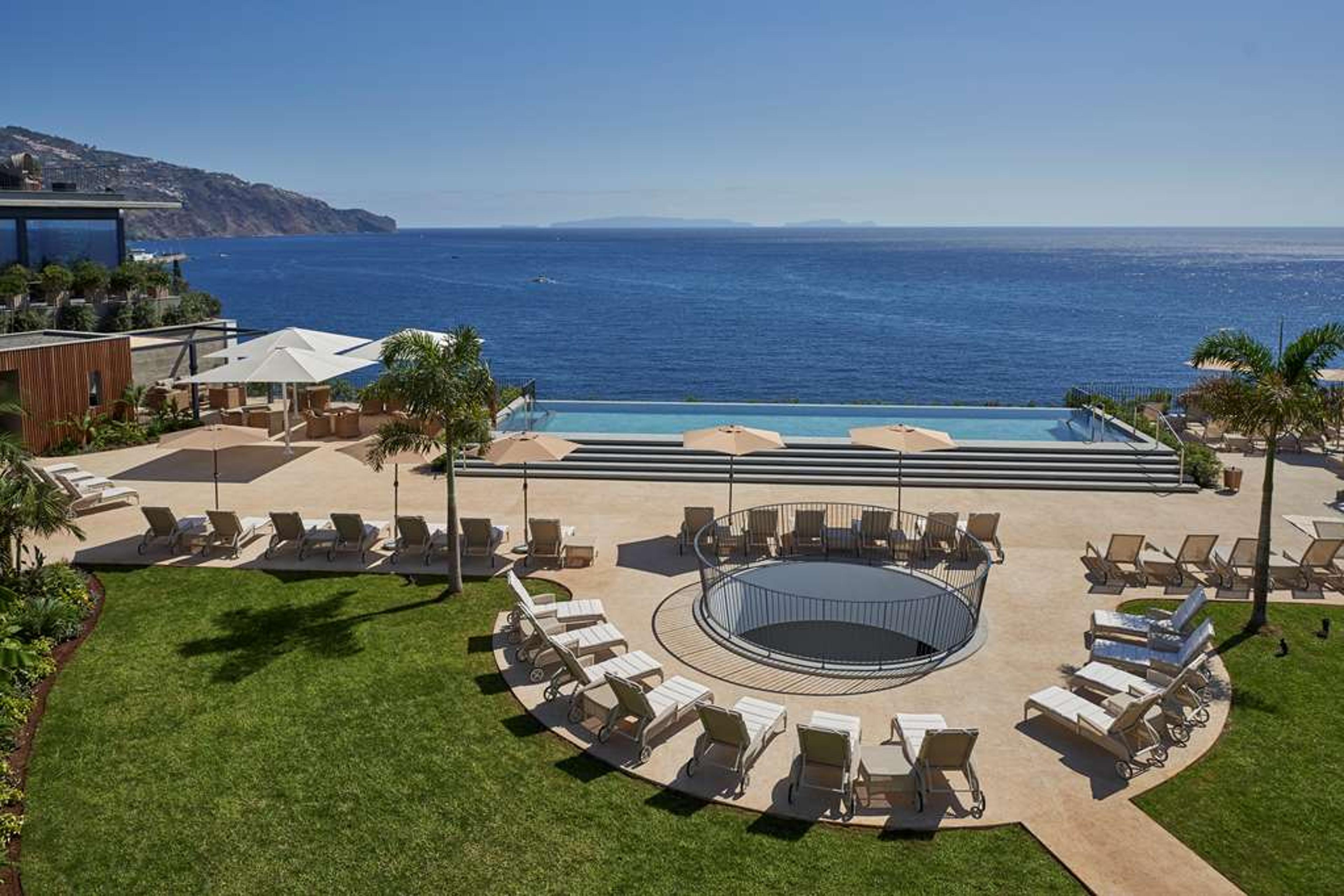 LES SUITES AT THE CLIFF BAY