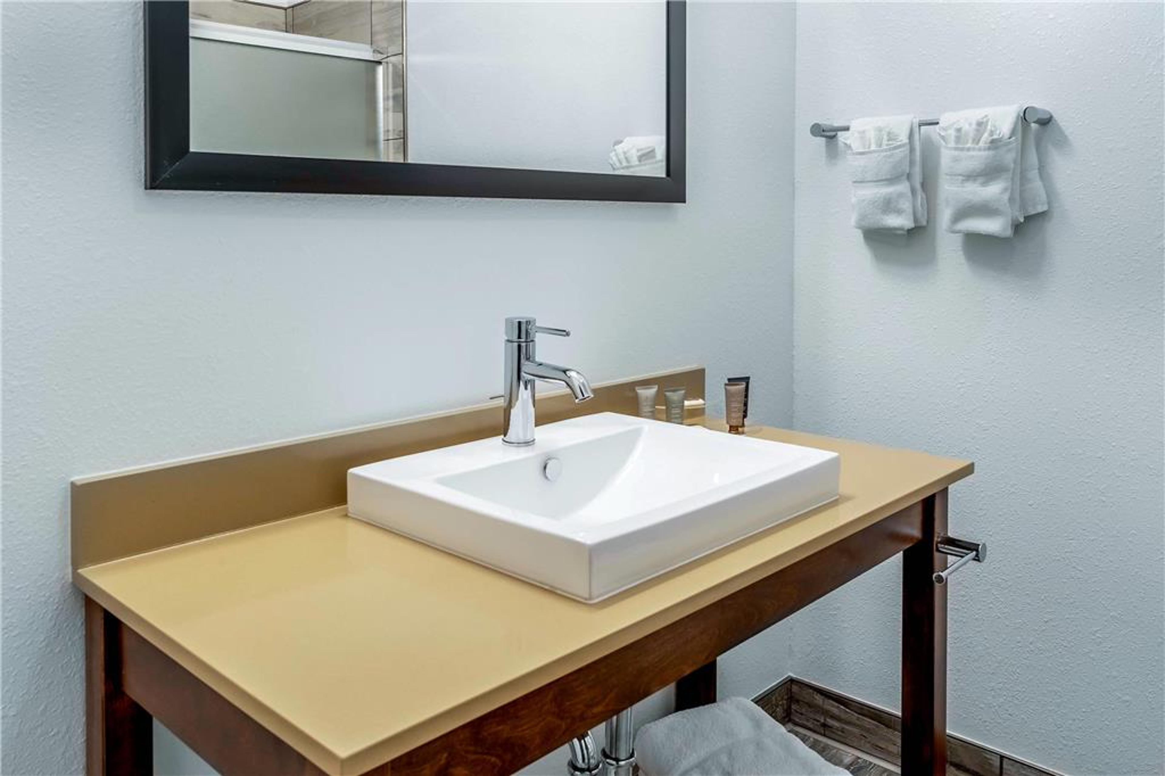 RIVERVIEW INN AND SUITES AN ASCEND
