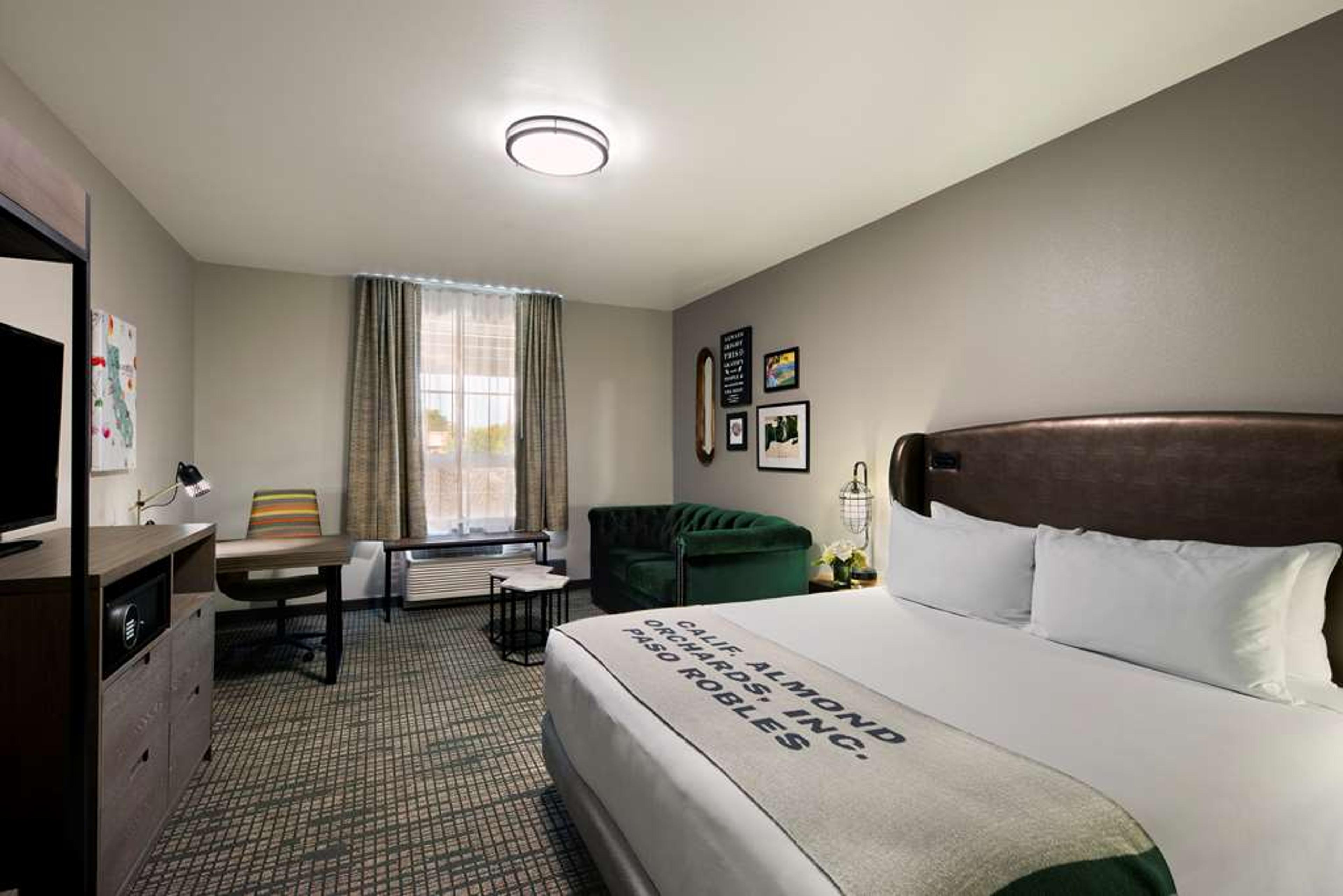 OXFORD SUITES PASO ROBLES