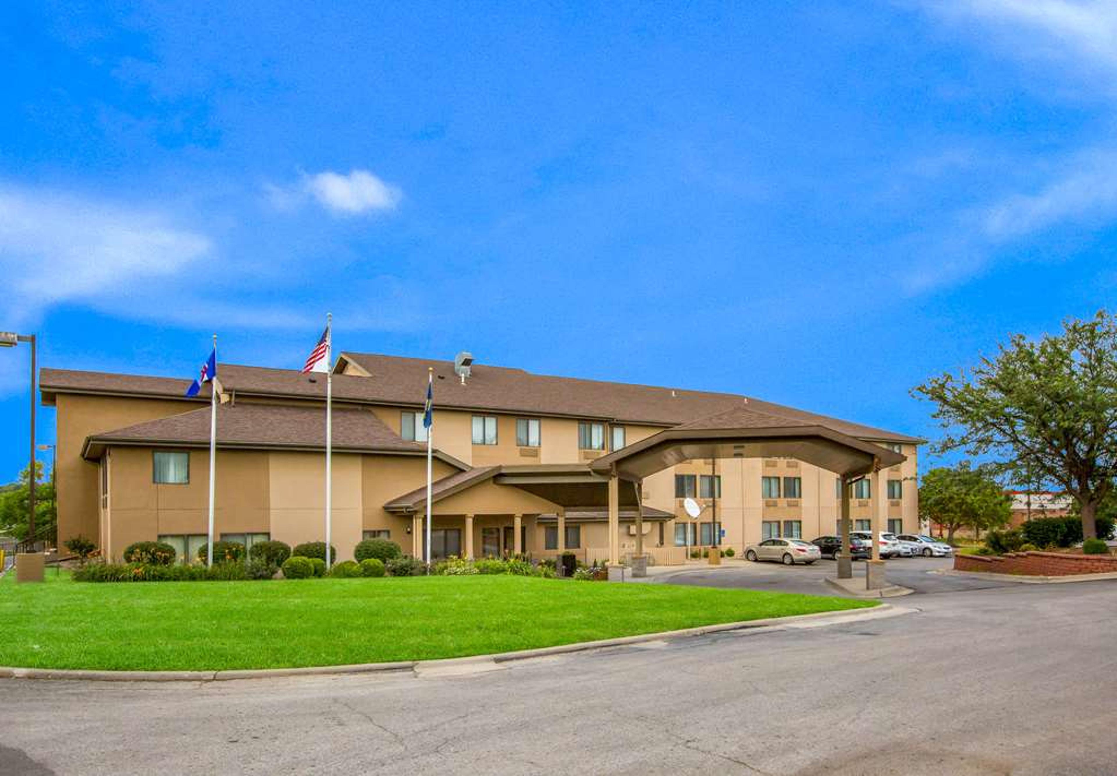 QUALITY INN AND SUITES LAWRENCE-UNI