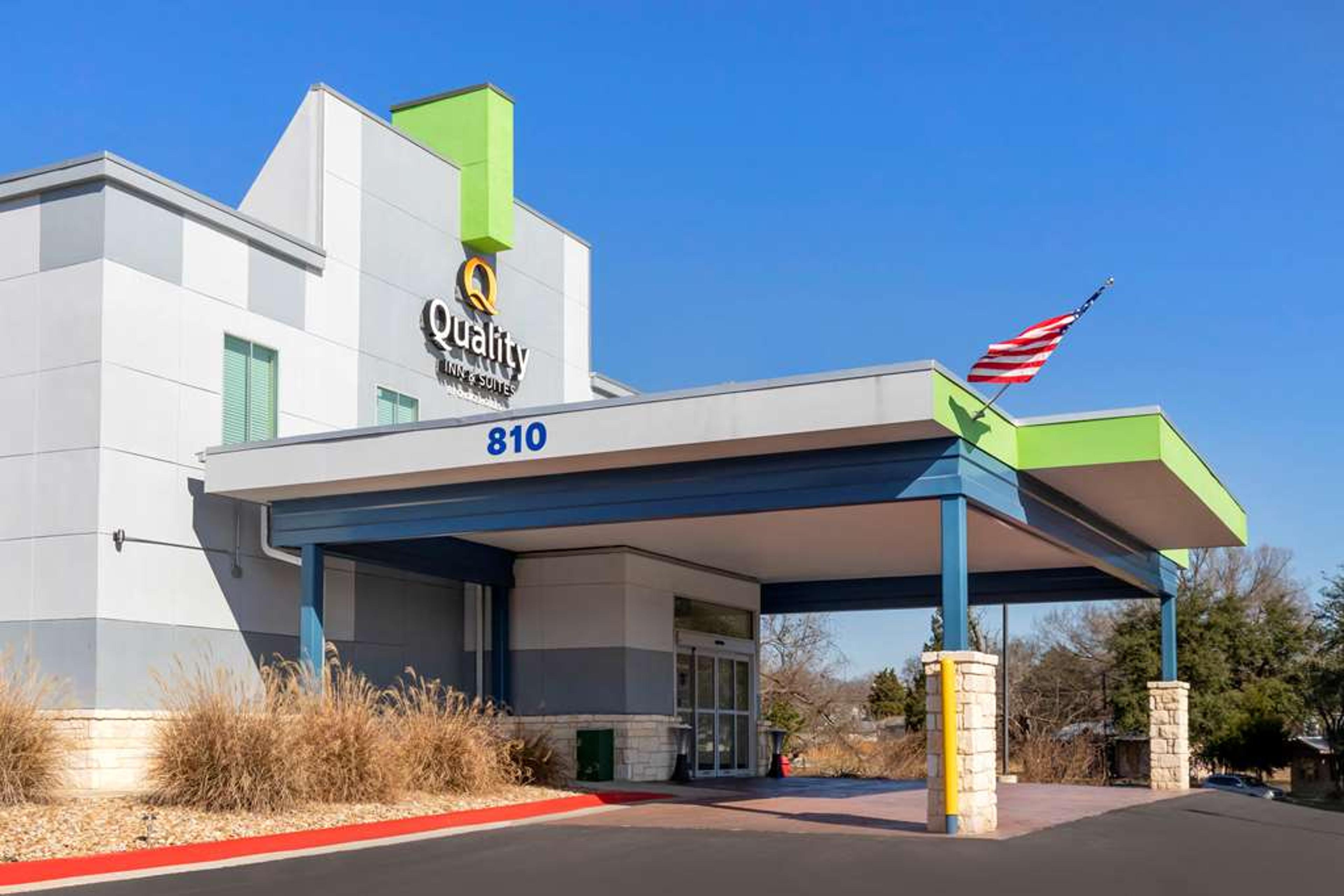 QUALITY INN AND SUITES ELGIN