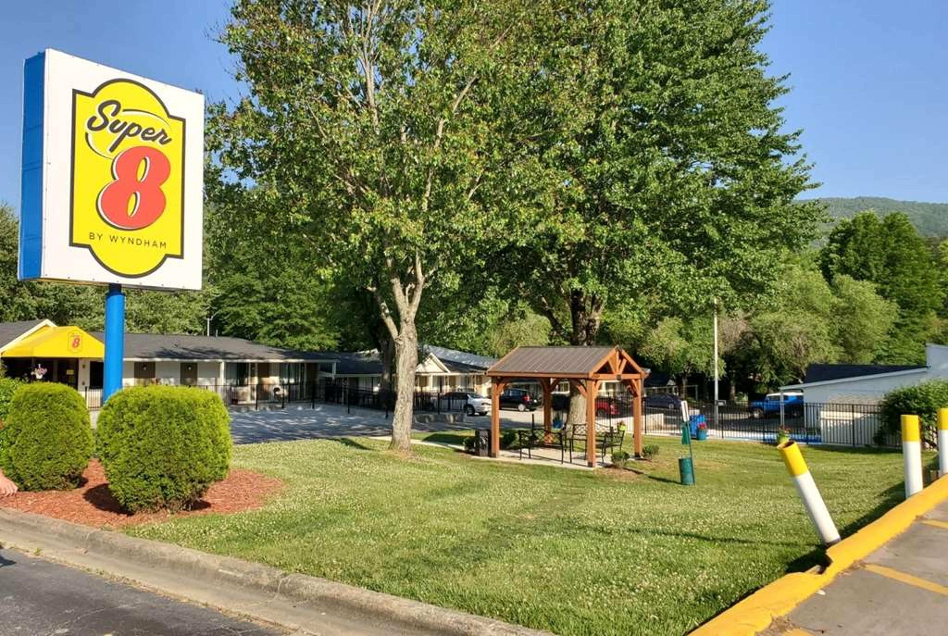 SUPER 8 BY WYNDHAM ASHEVILLE/BILTMO