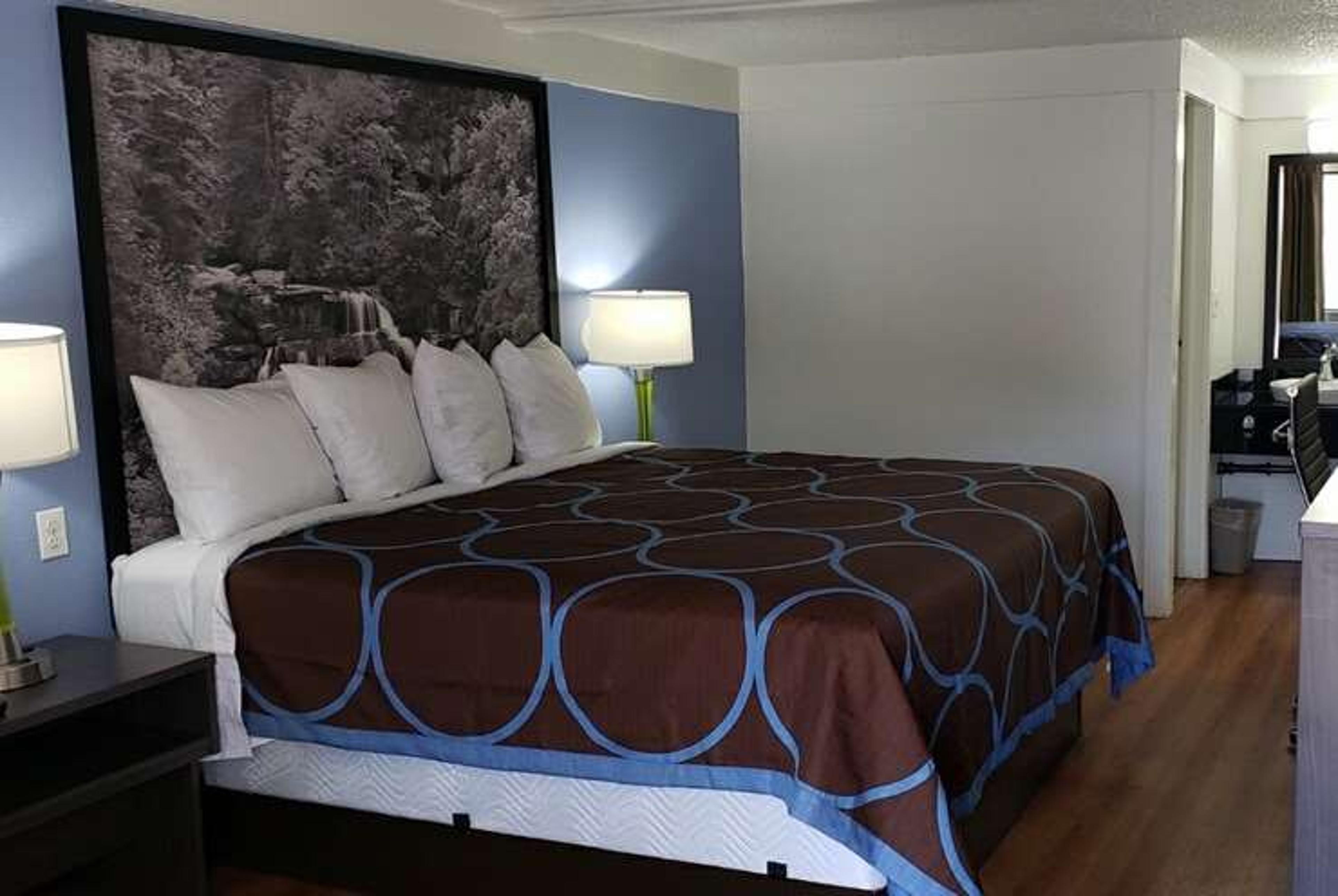 SUPER 8 BY WYNDHAM ASHEVILLE/BILTMO