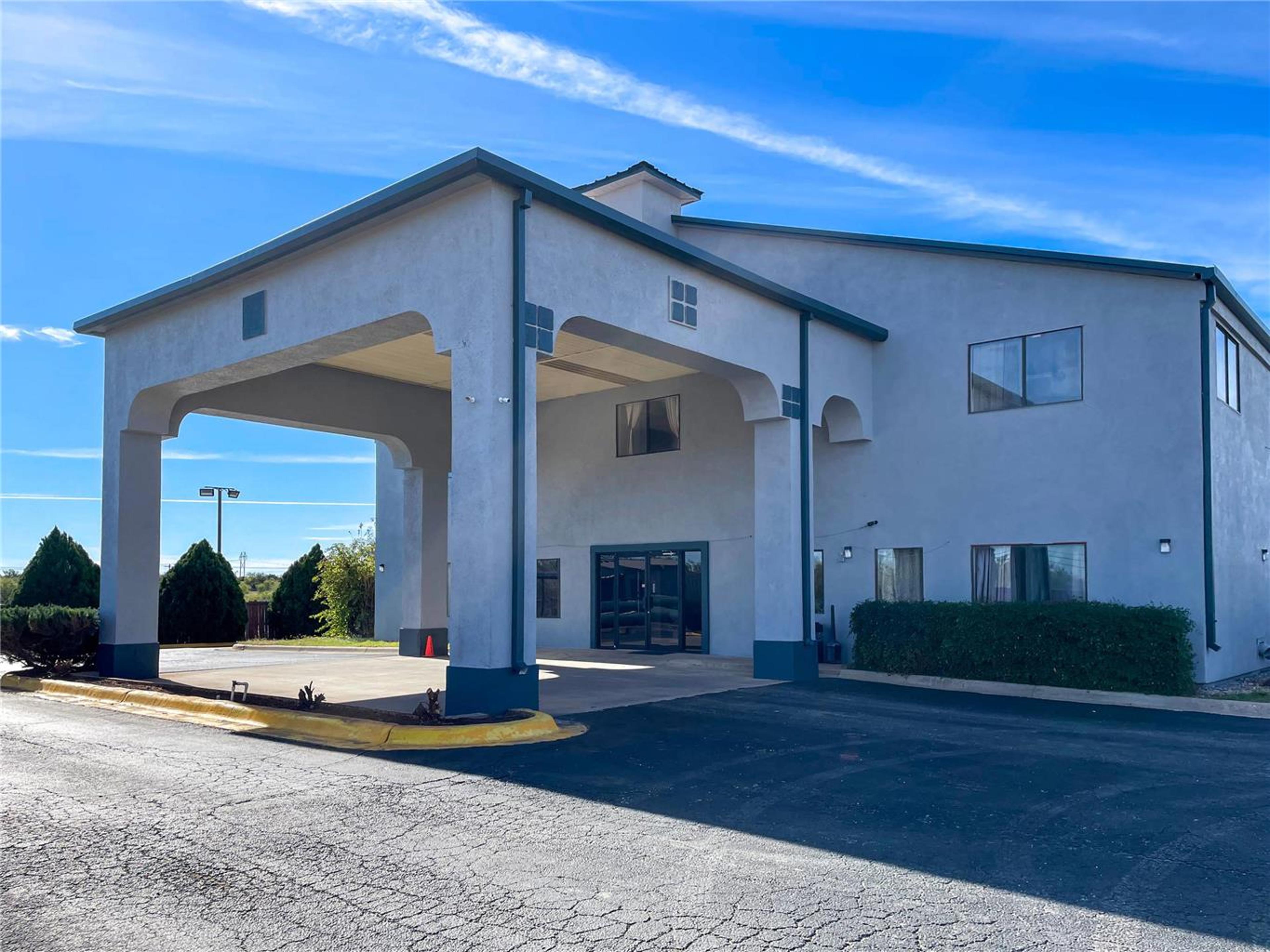ECONO LODGE INN AND SUITES SWEETWAT