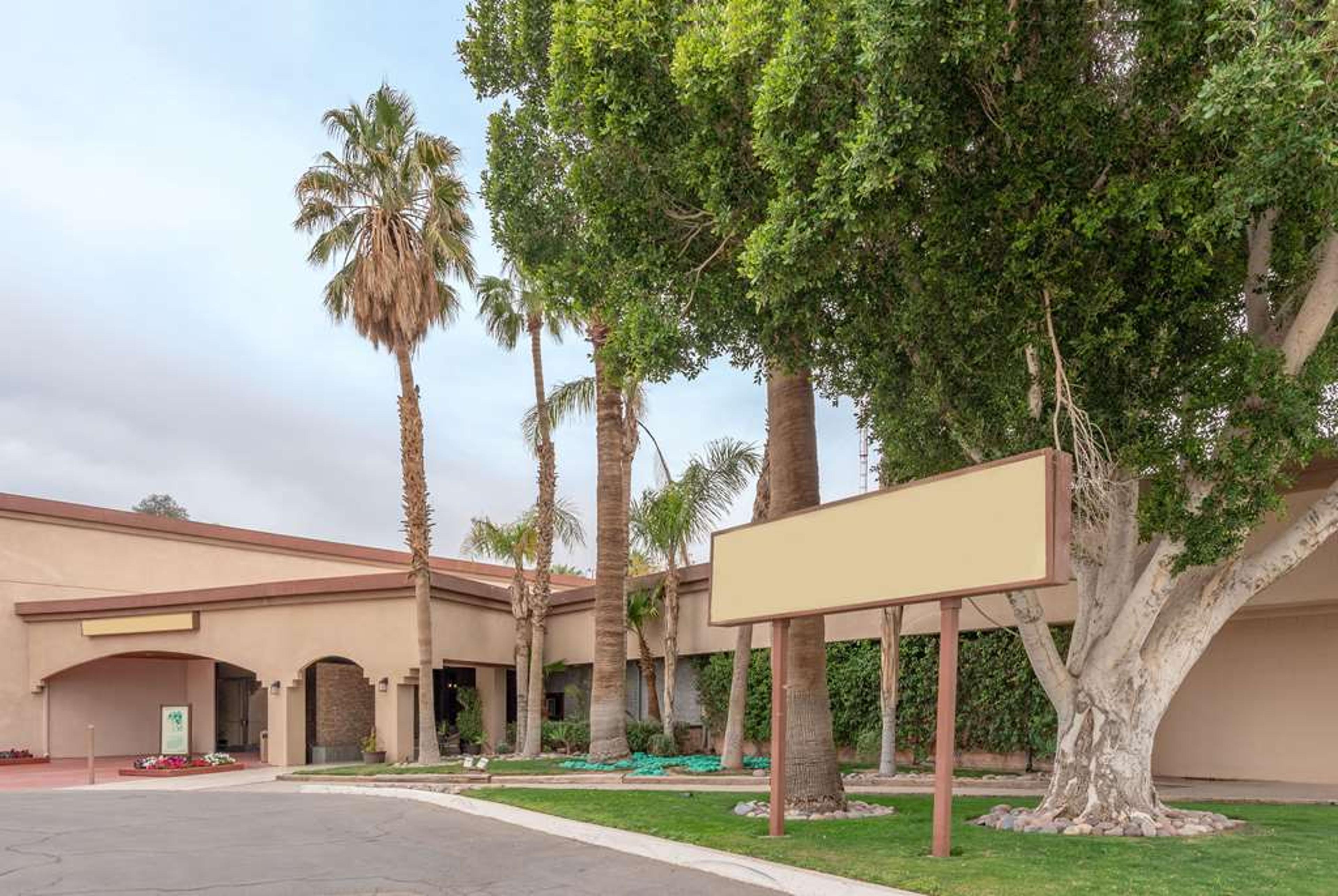 RAMADA BY WYNDHAM HOLTVILLE GOLF RE