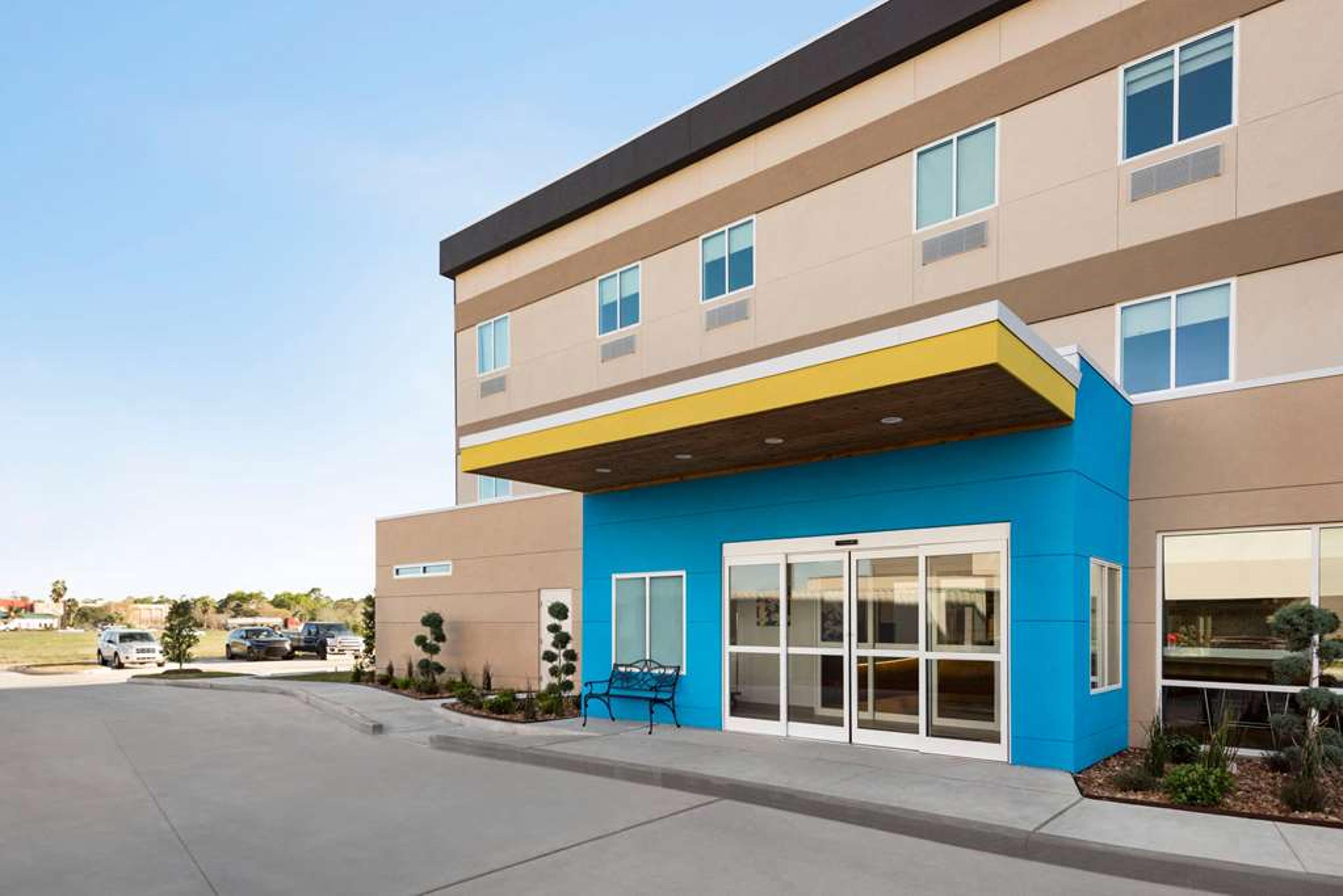 DAYS INN & SUITES BY WYNDHAM BEAUMO