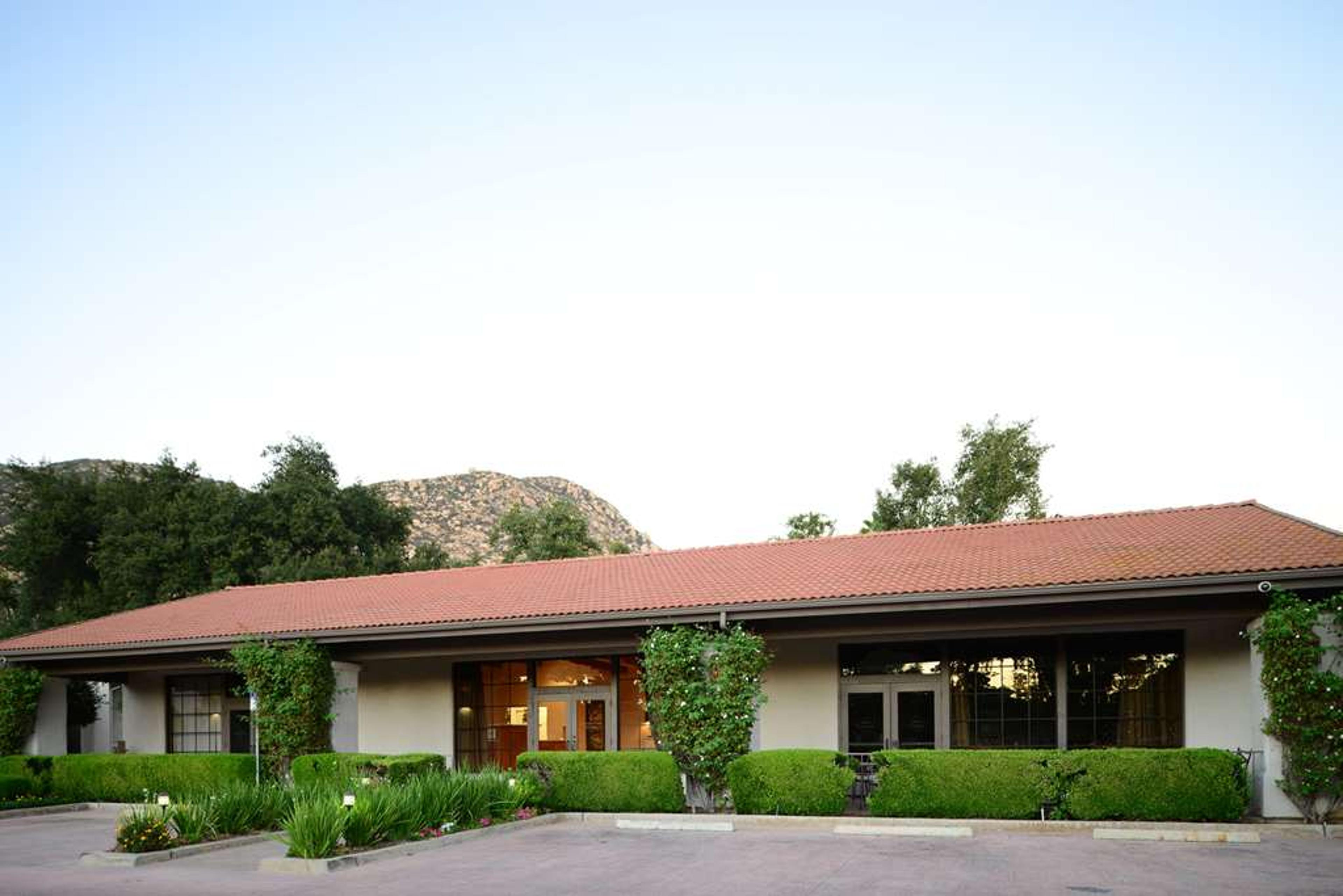 RIVIERA OAKS RESORT AND RACQUET