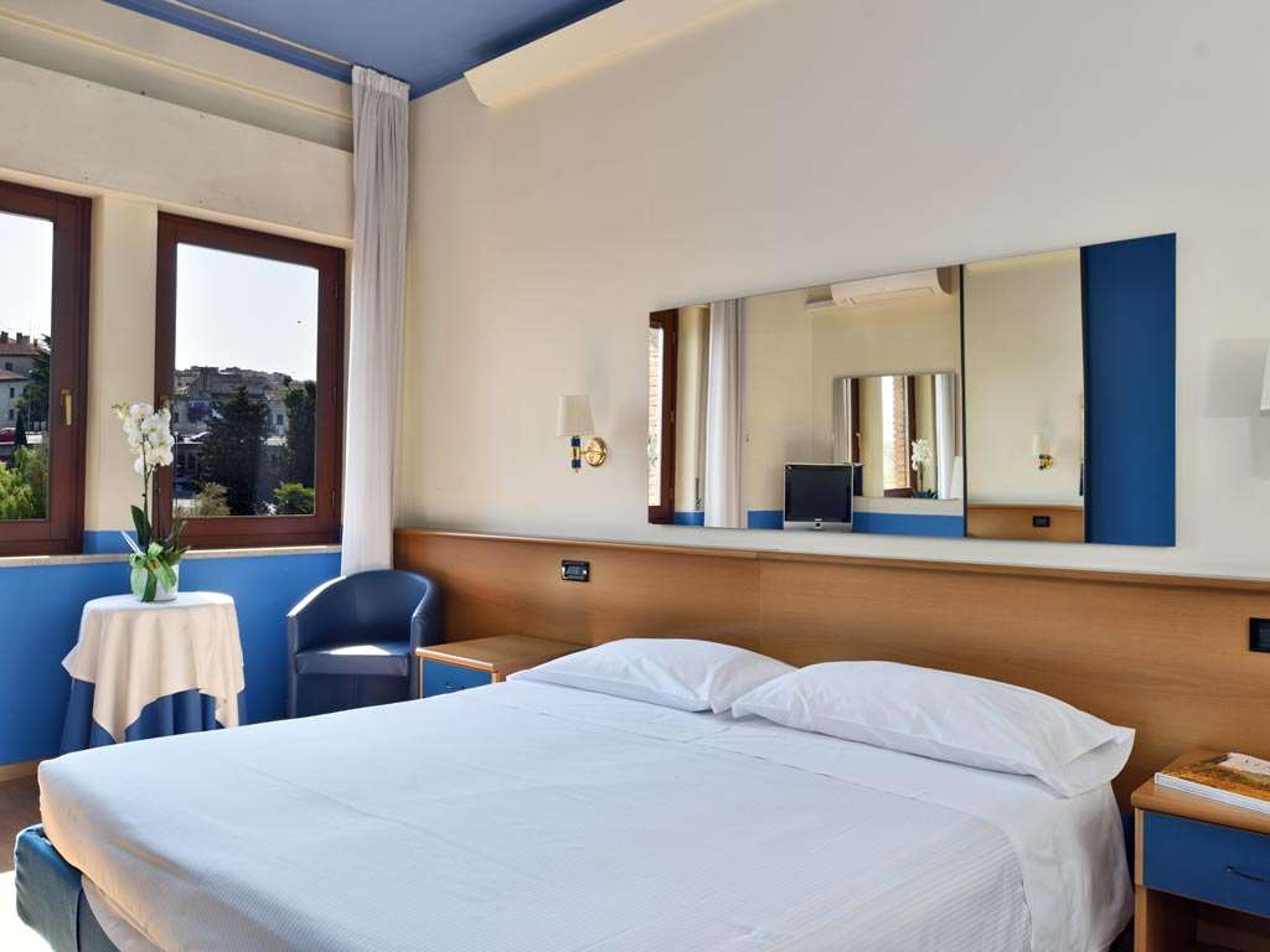 CARLTON HOTEL