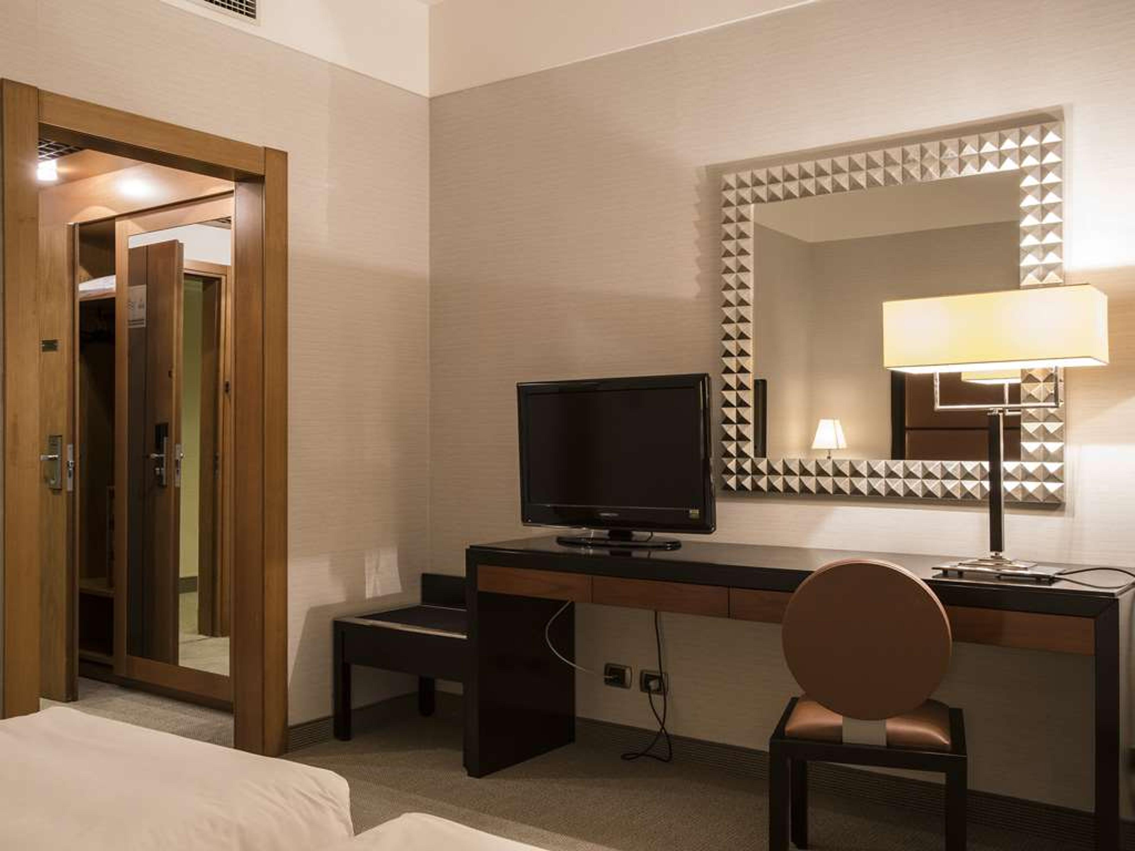 FLYON HOTEL AND CONFERENCE