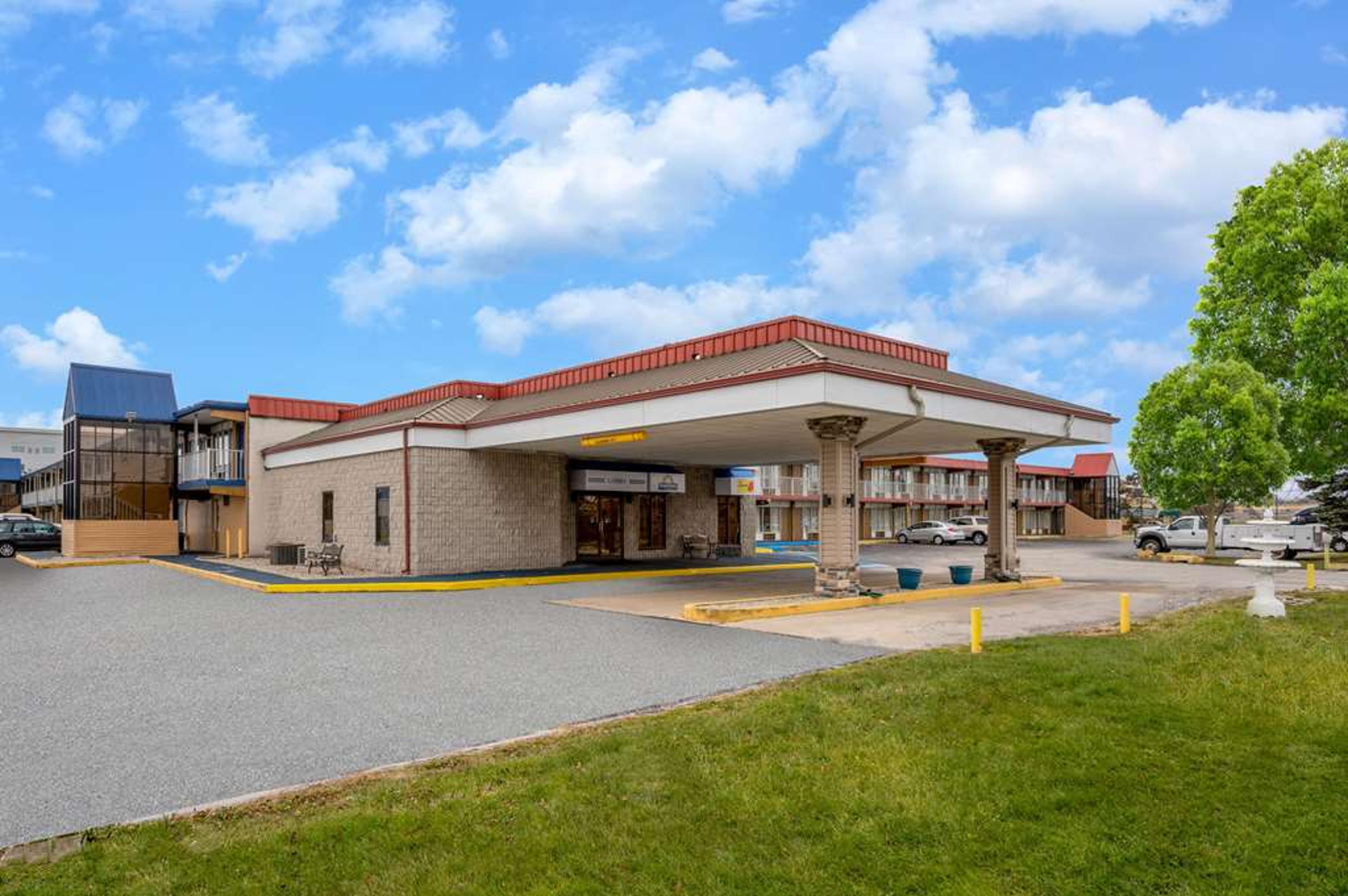 SUPER 8 BY WYNDHAM PERRYSBURG