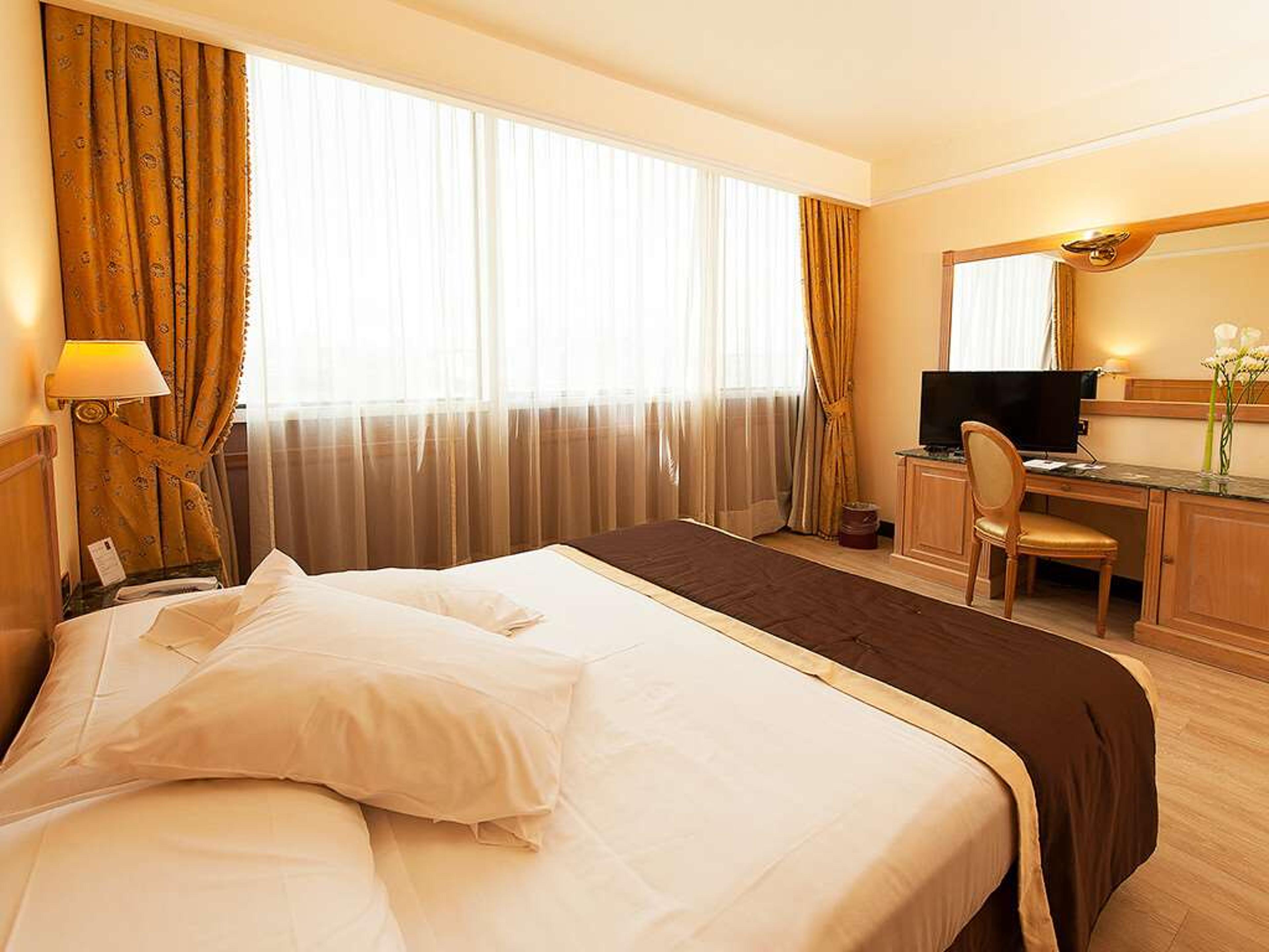 SHG HOTEL DE LA VILLE