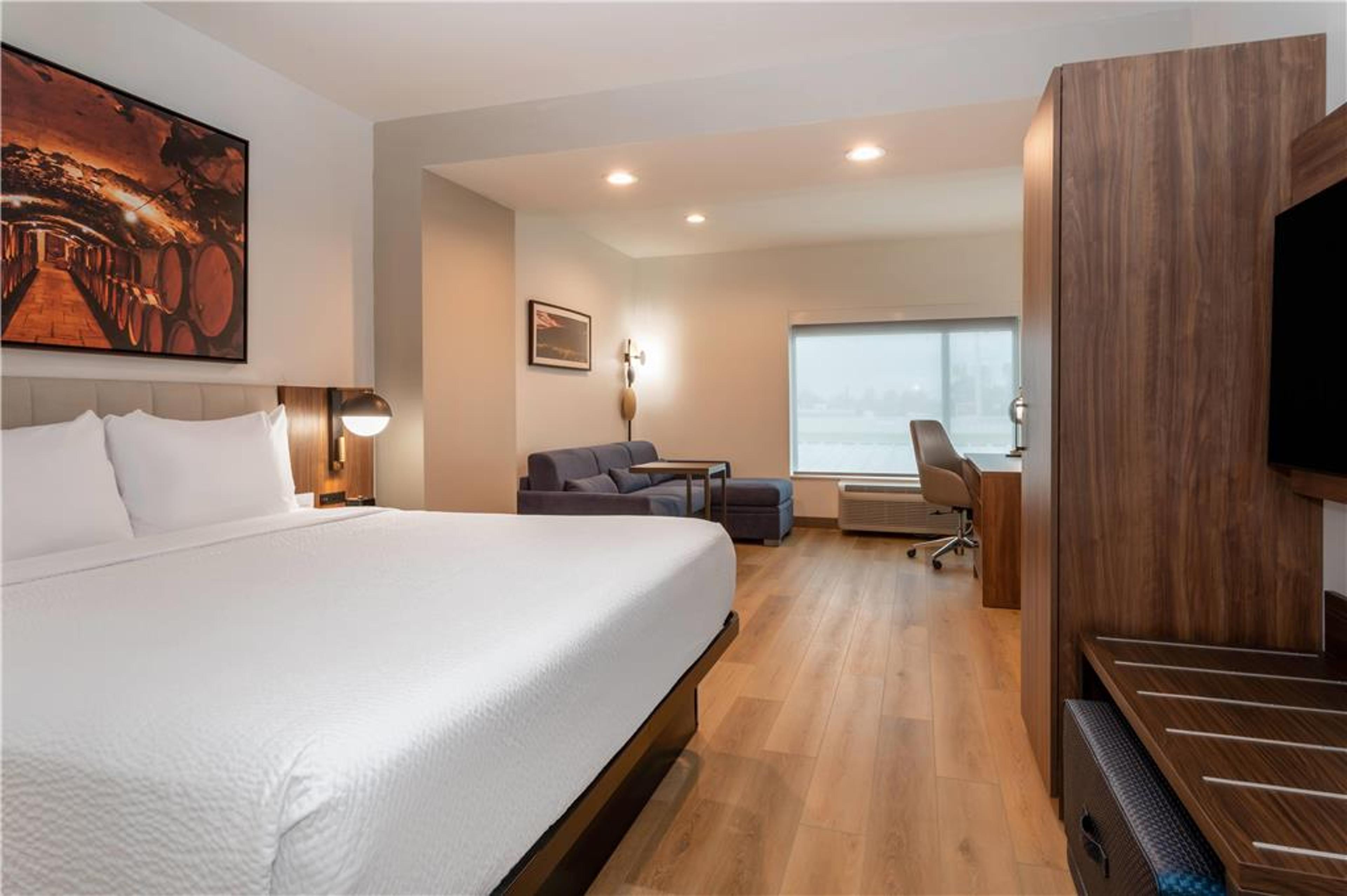 LA QUINTA INN & SUITES BY WYNDHAM G