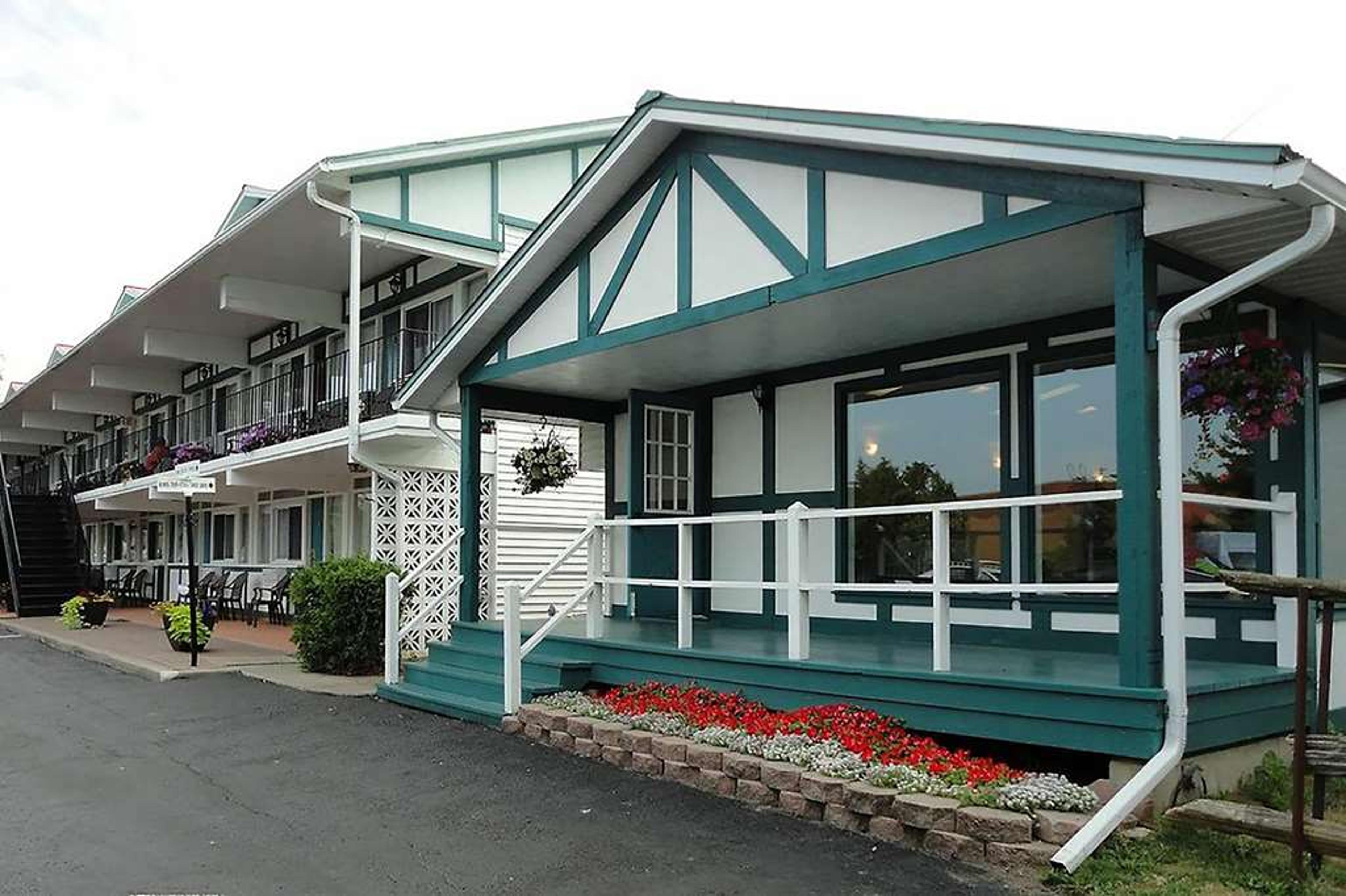 SUPER 8 BY WYNDHAM GANANOQUE/COUNTR
