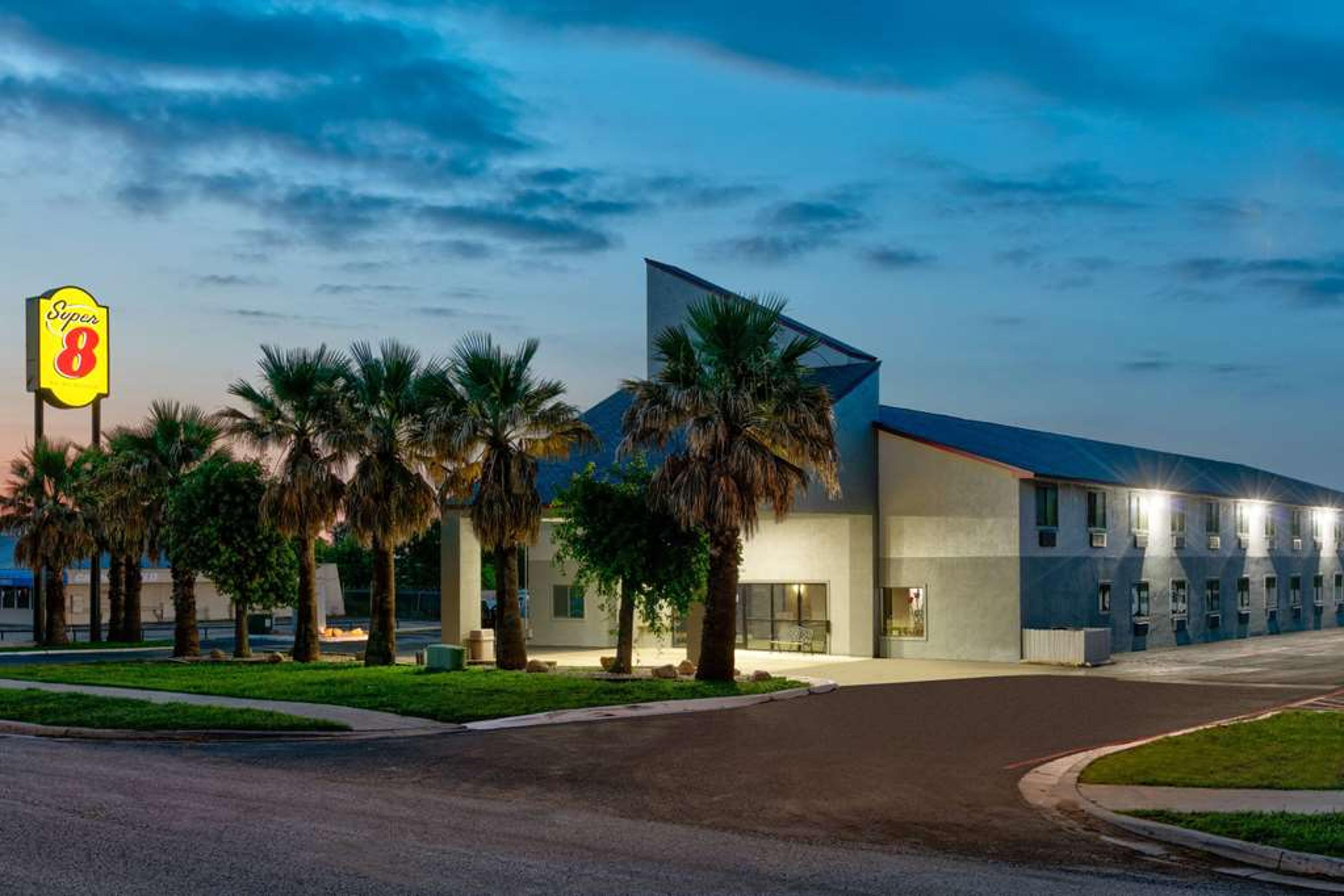 SUPER 8 BY WYNDHAM NEW BRAUNFELS I-