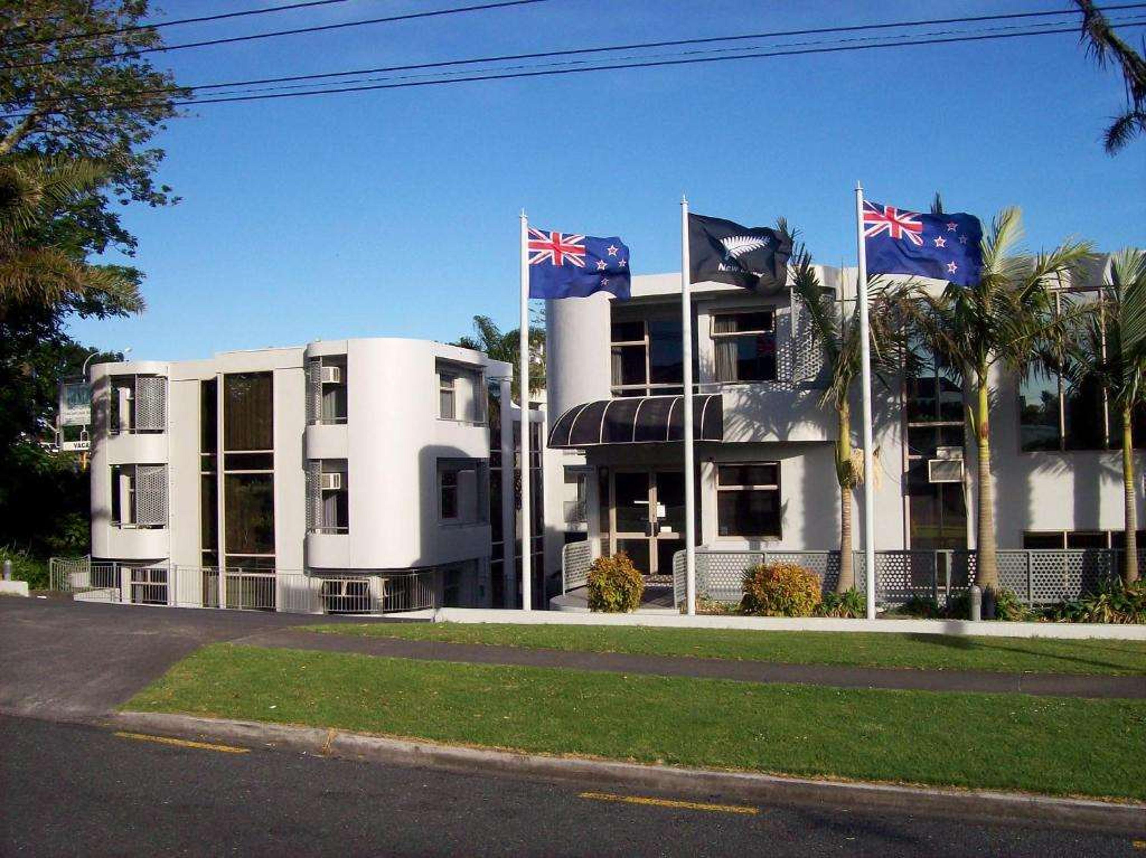 CARNMORE HOTEL TAKAPUNA