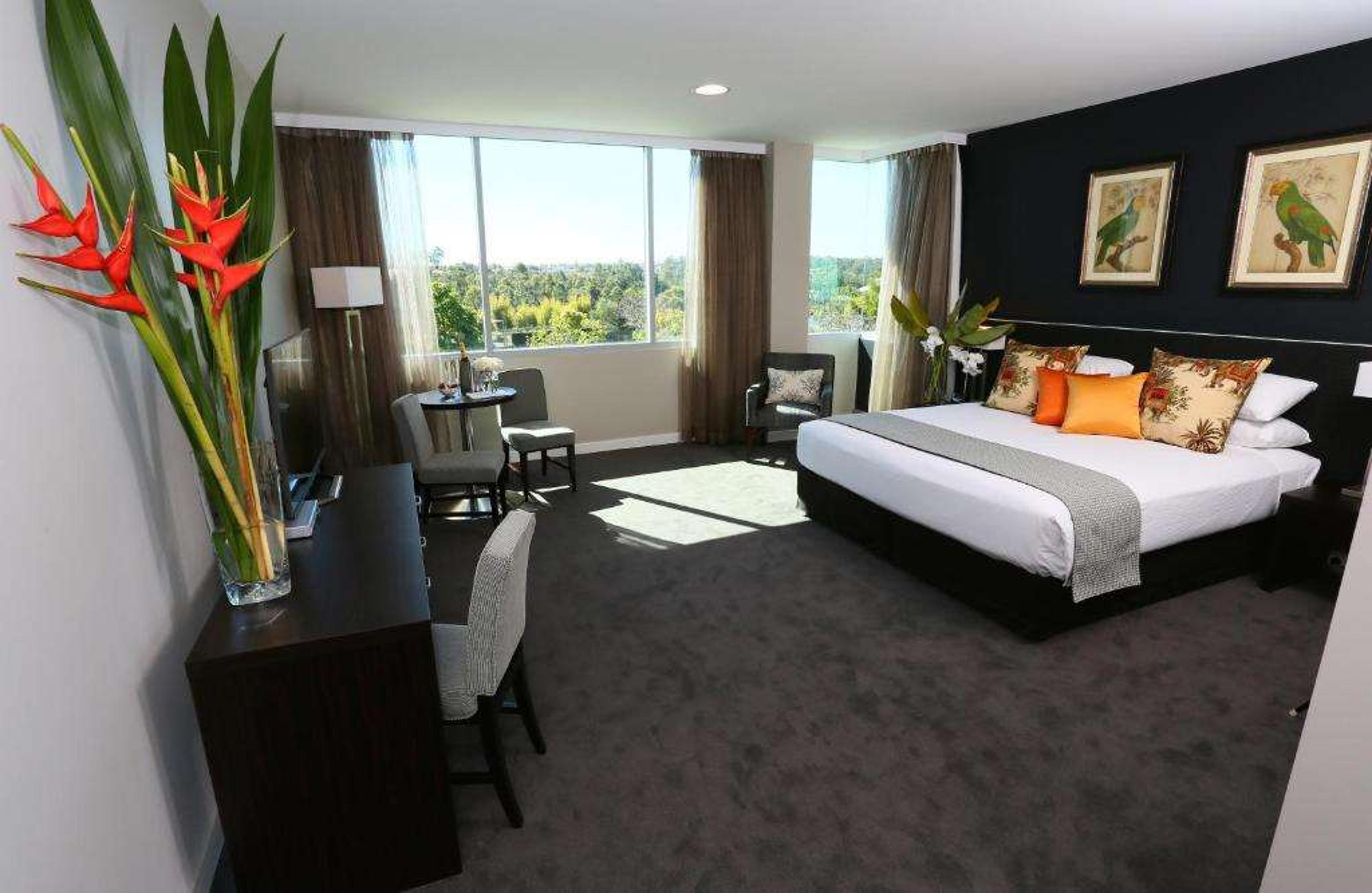 SPRINGFIELD LAKES HOTEL