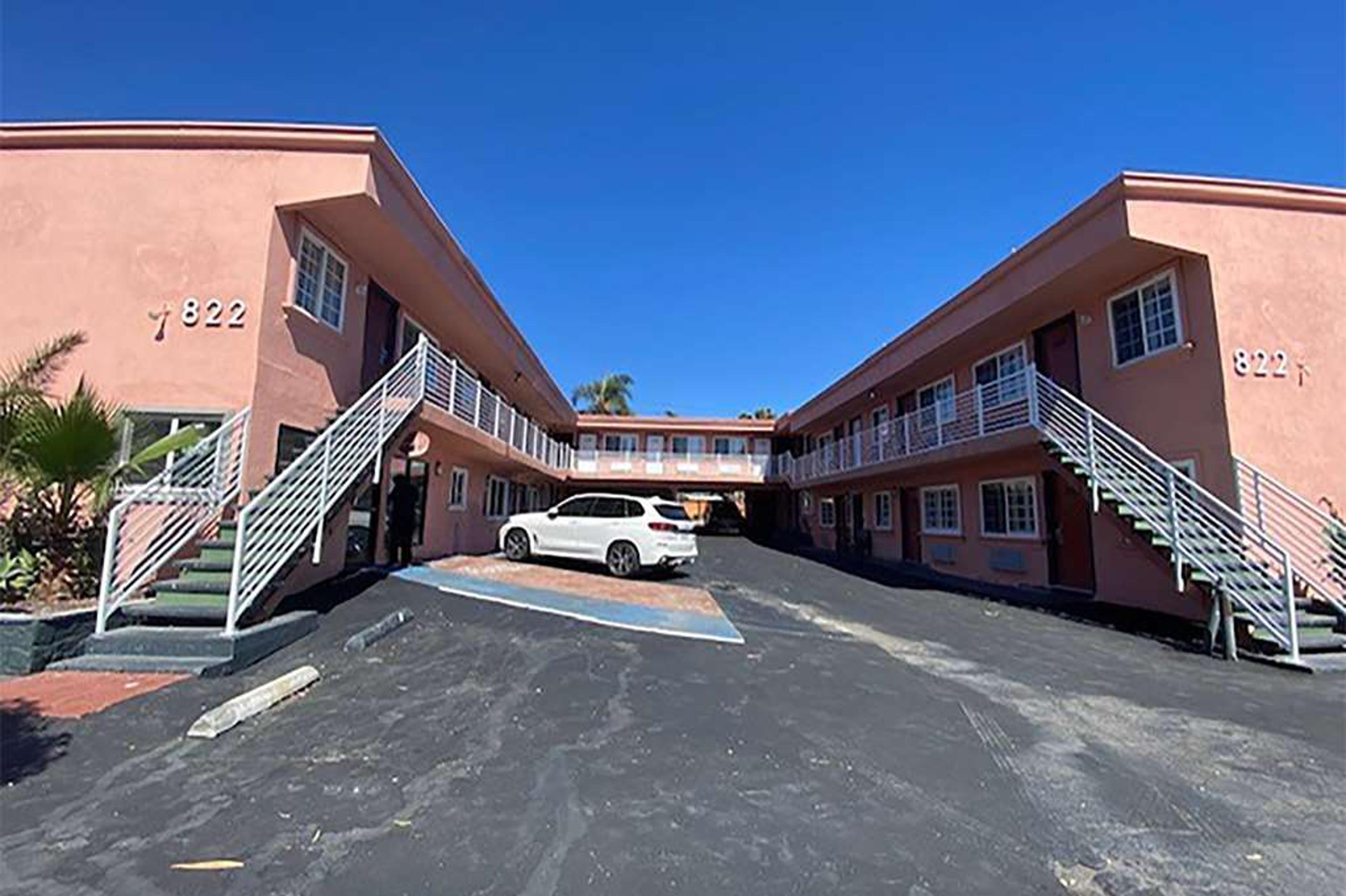 SUPER 8 BY WYNDHAM OCEANSIDE DOWNTO