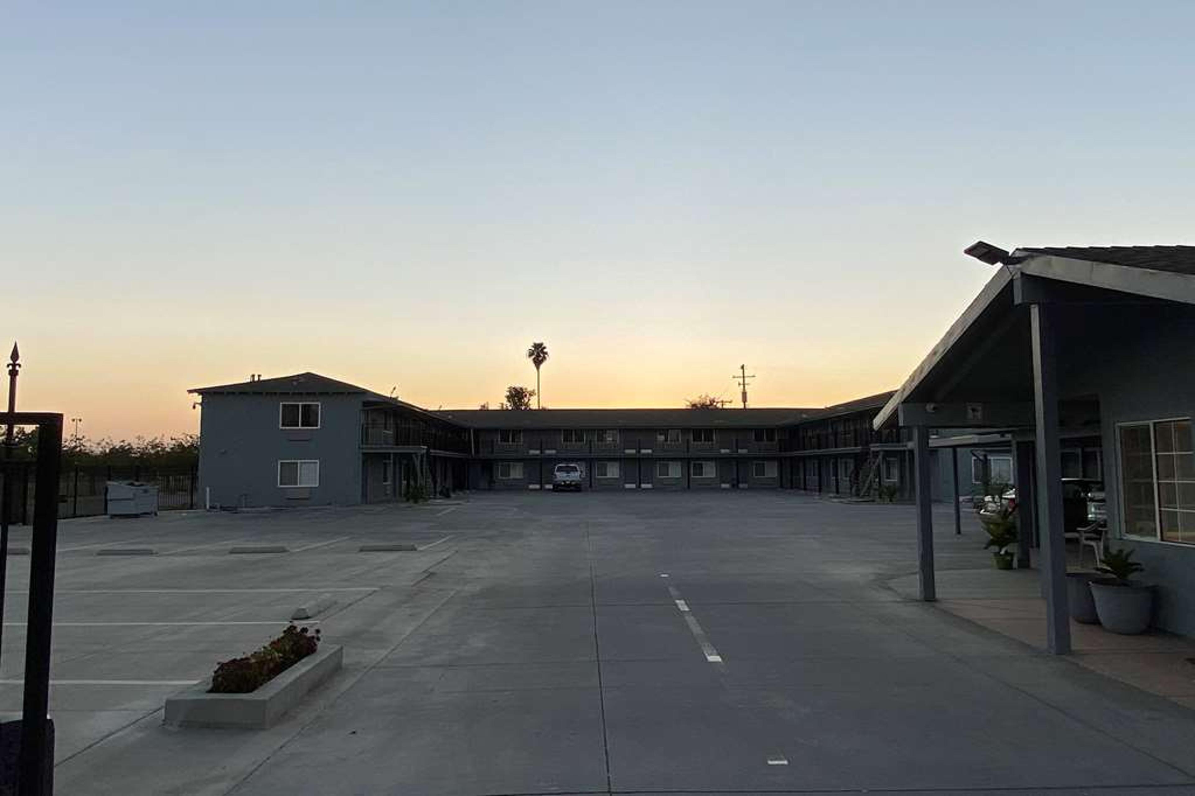 SUPER 8 BY WYNDHAM BAKERSFIELD CA