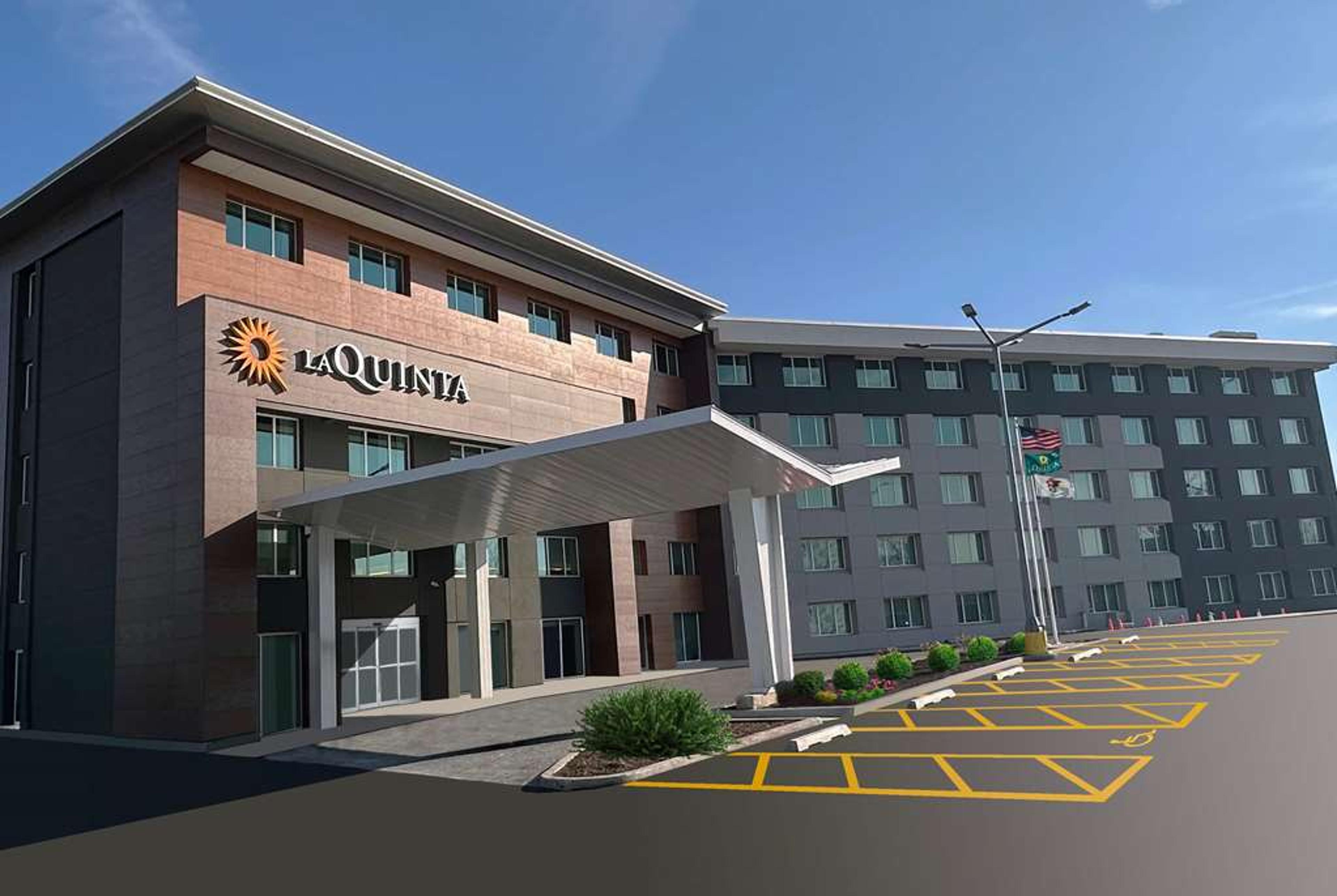LA QUINTA INN & SUITES BY WYNDHAM C
