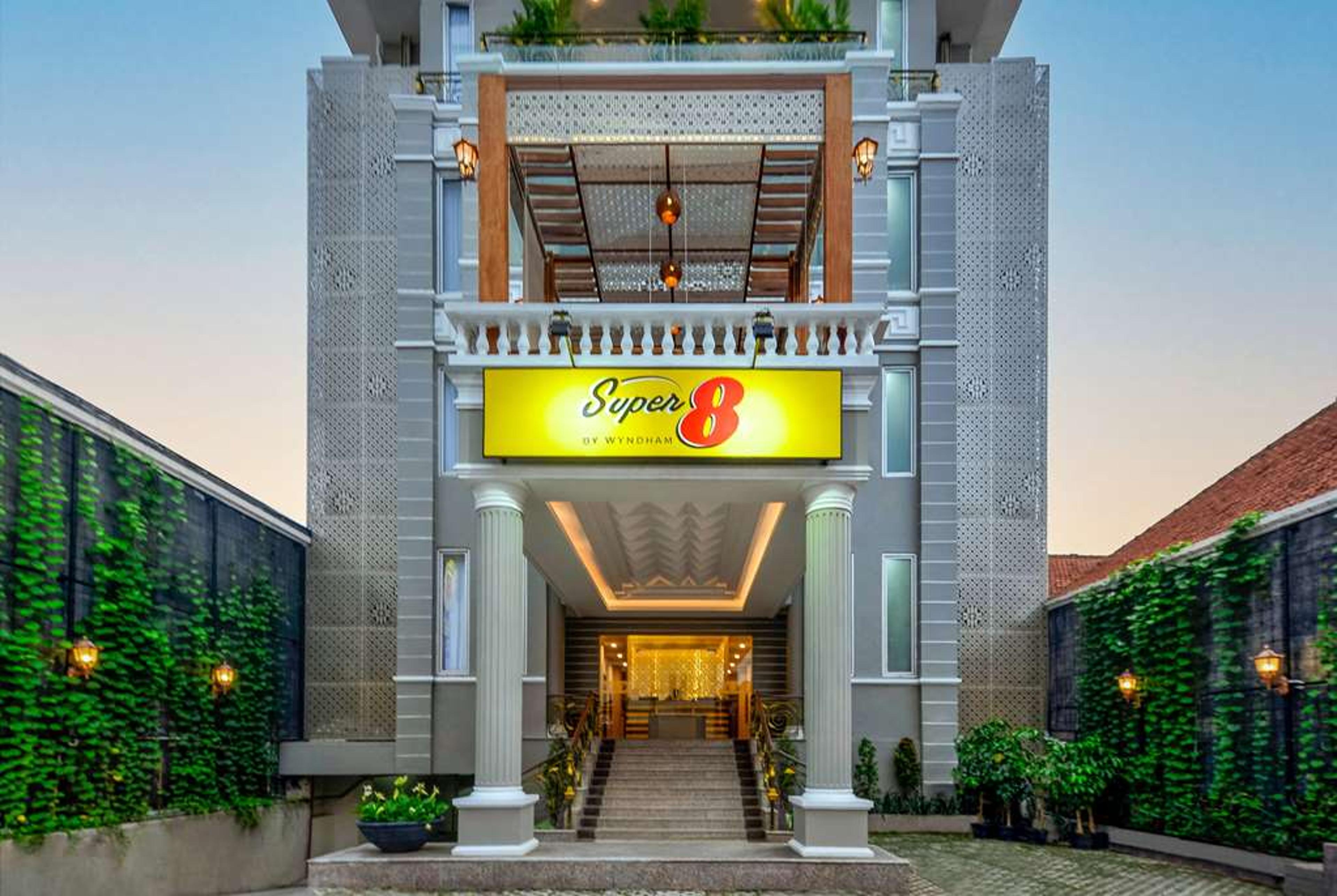 SUPER 8  SOLO, INDONESIA