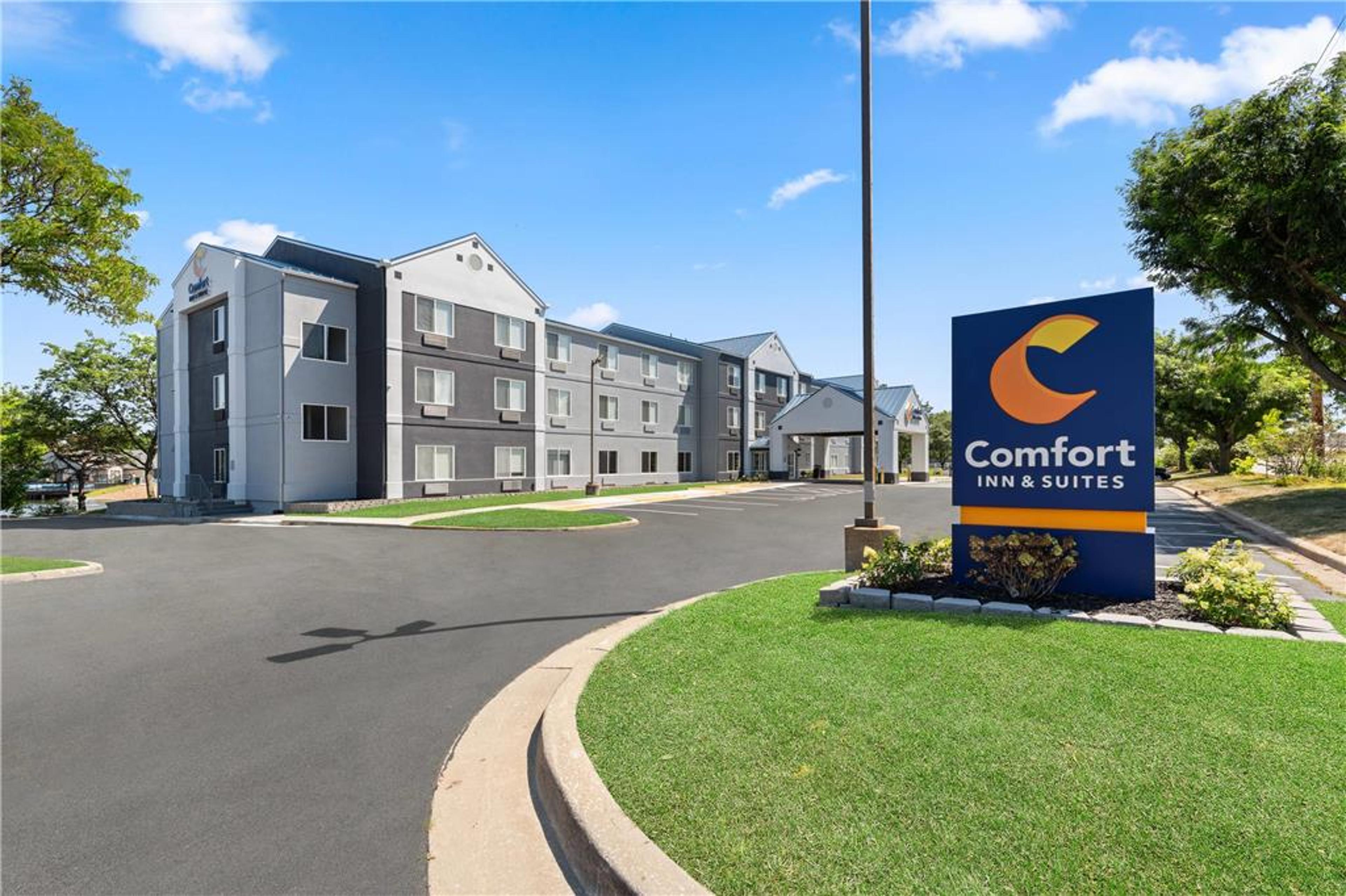 COMFORT INN AND SUITES OLATHE - KAN