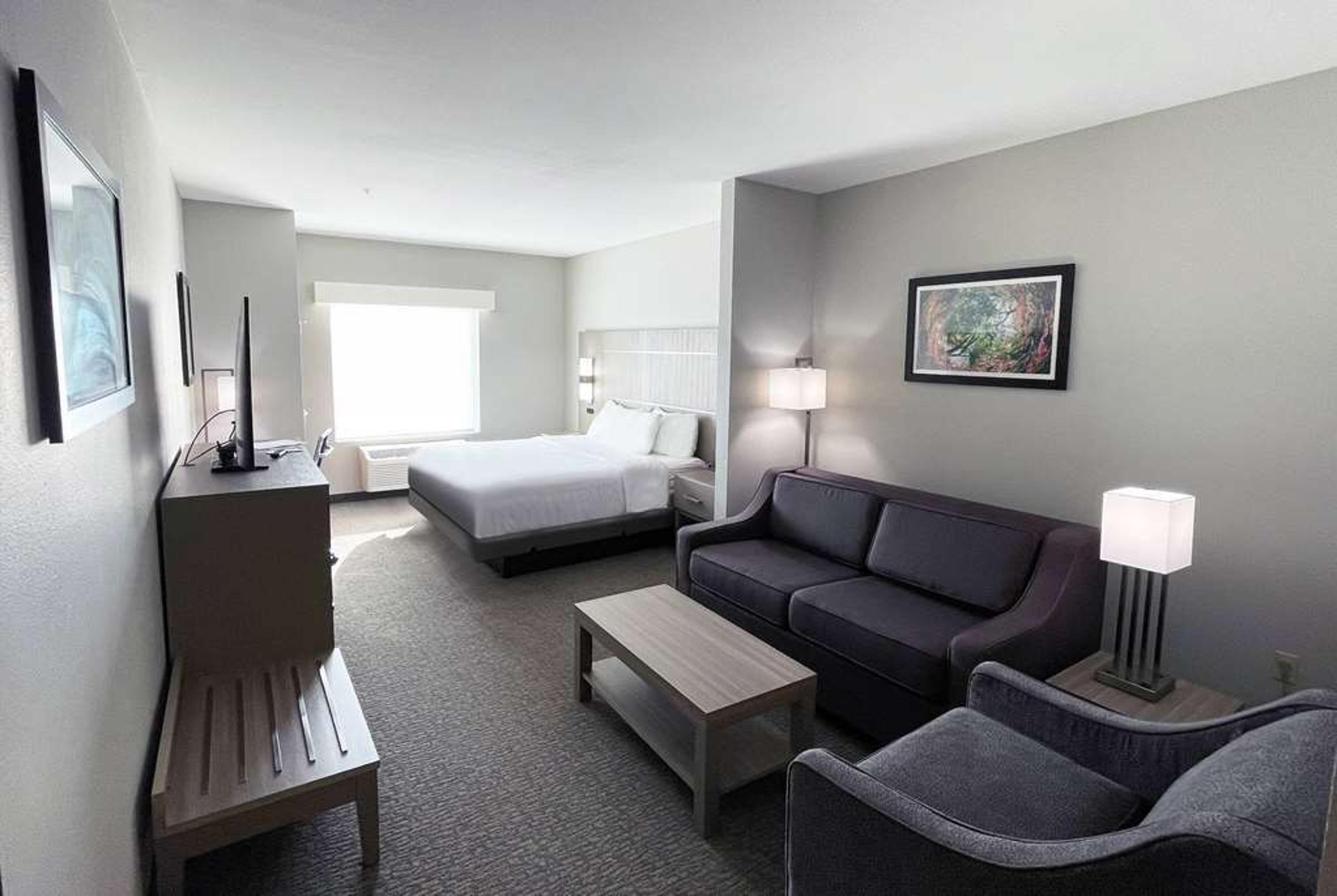 LA QUINTA INN & SUITES BY WYNDHAM J