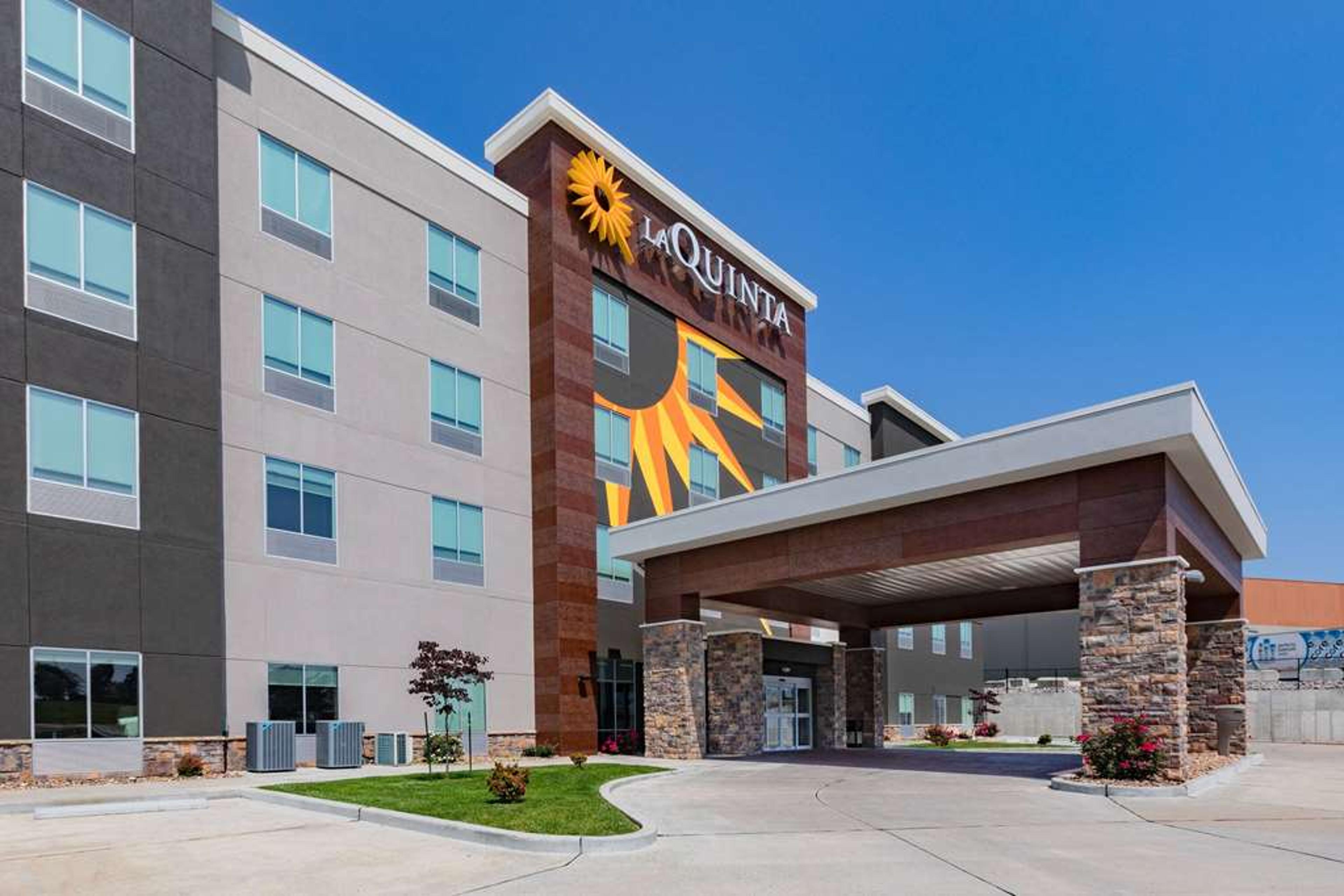 LA QUINTA INN & SUITES BY WYNDHAM J