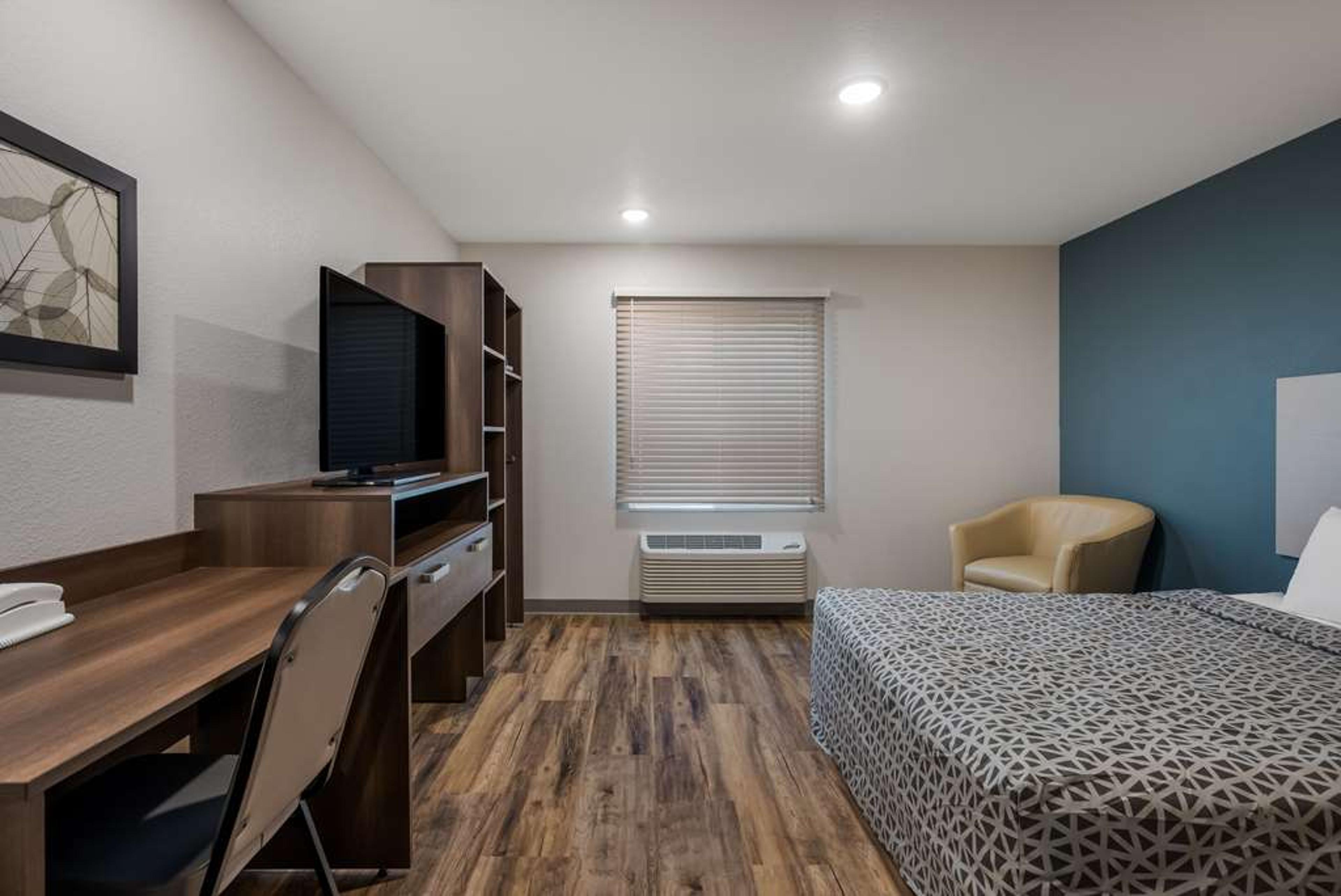 WOODSPRING SUITES MILWAUKEE - MENOM